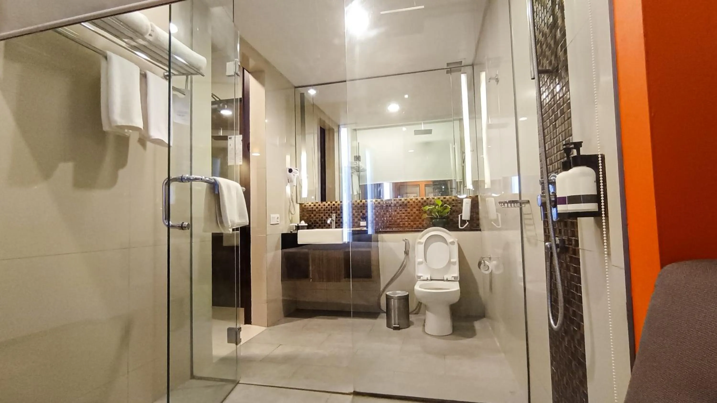 Toilet in Mercure Surabaya Grand Mirama