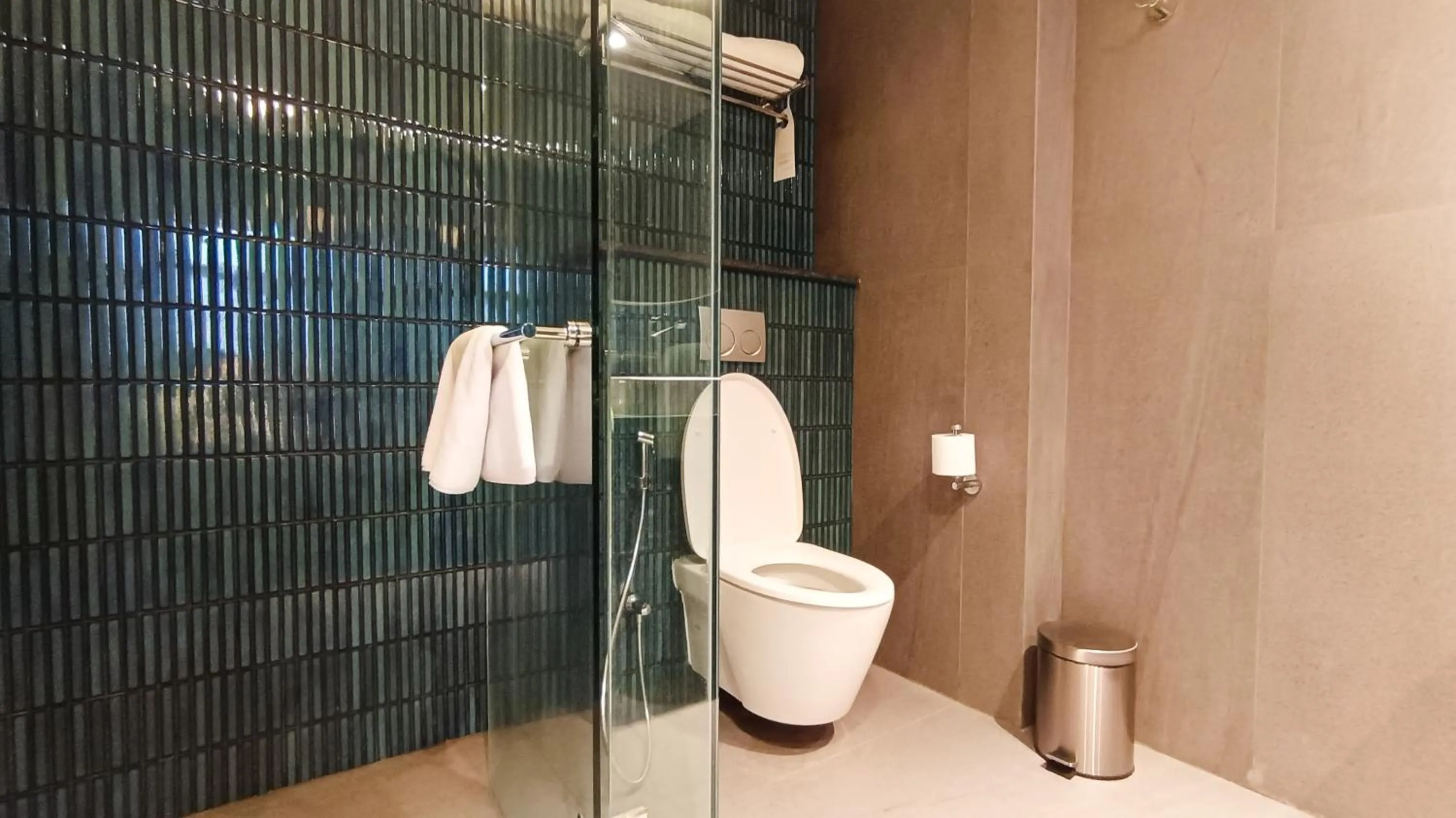 Toilet in Mercure Surabaya Grand Mirama