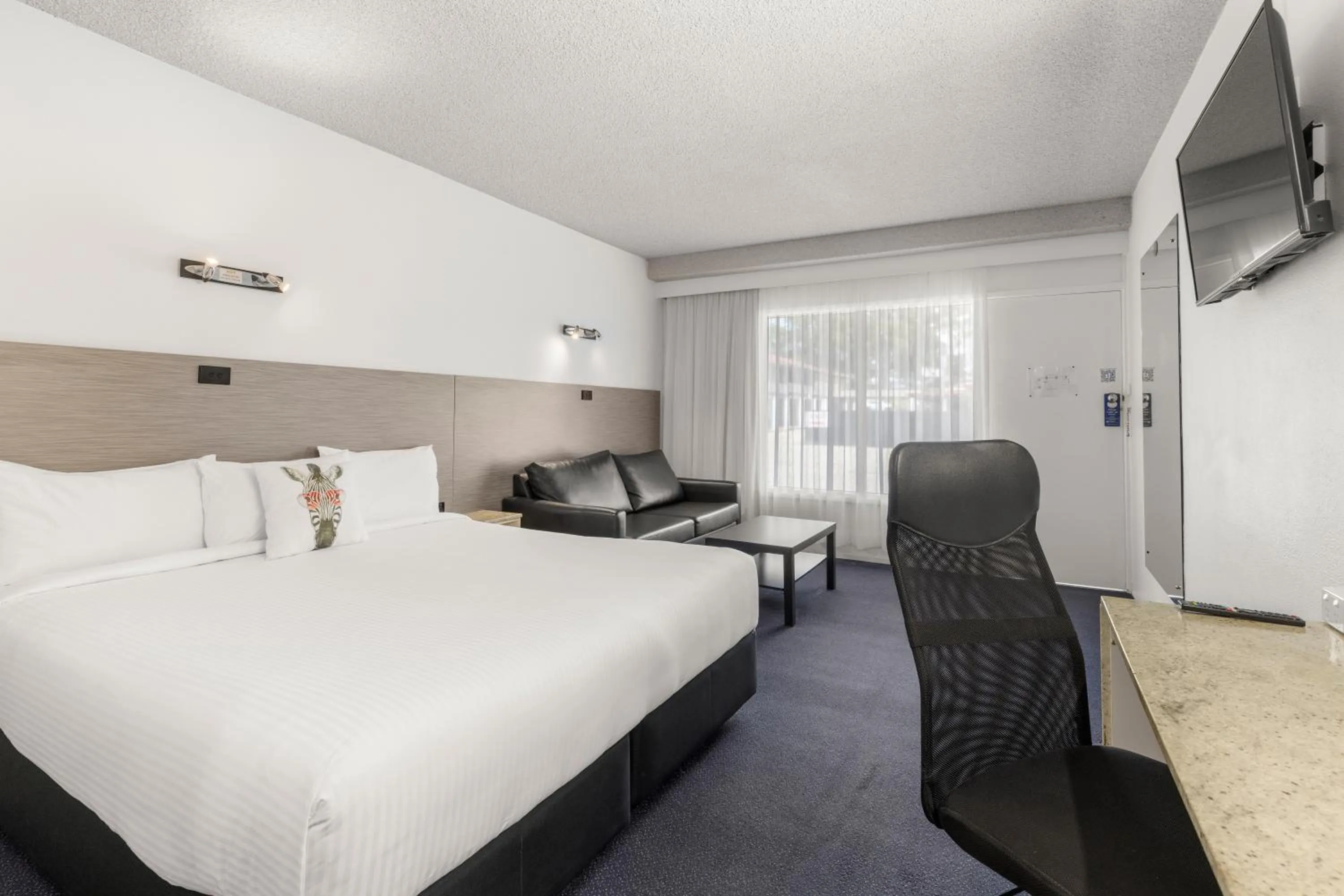 View (from property/room), Bed in Zebra Motel