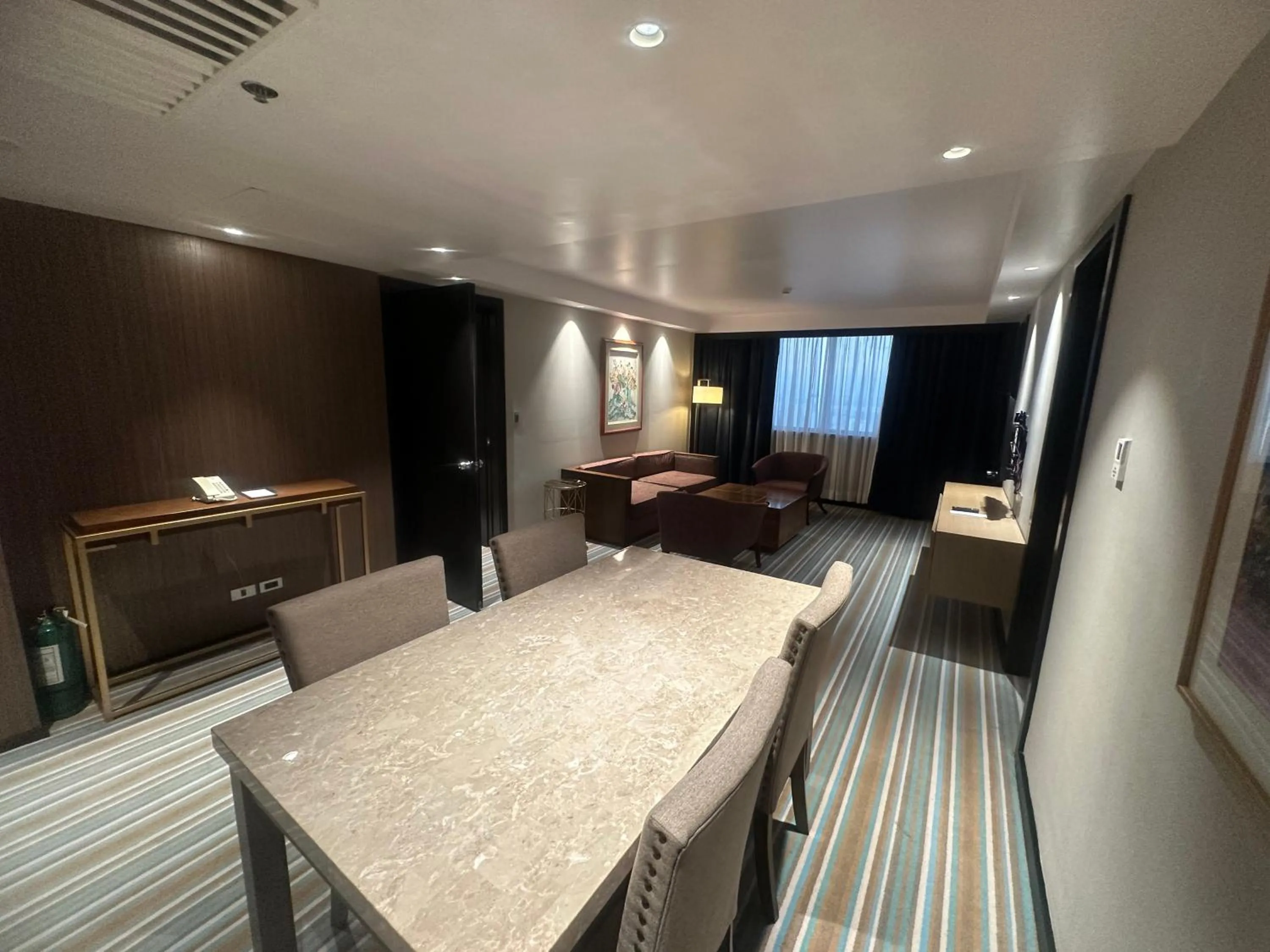 Dining area, Bed in Marco Polo Plaza Cebu