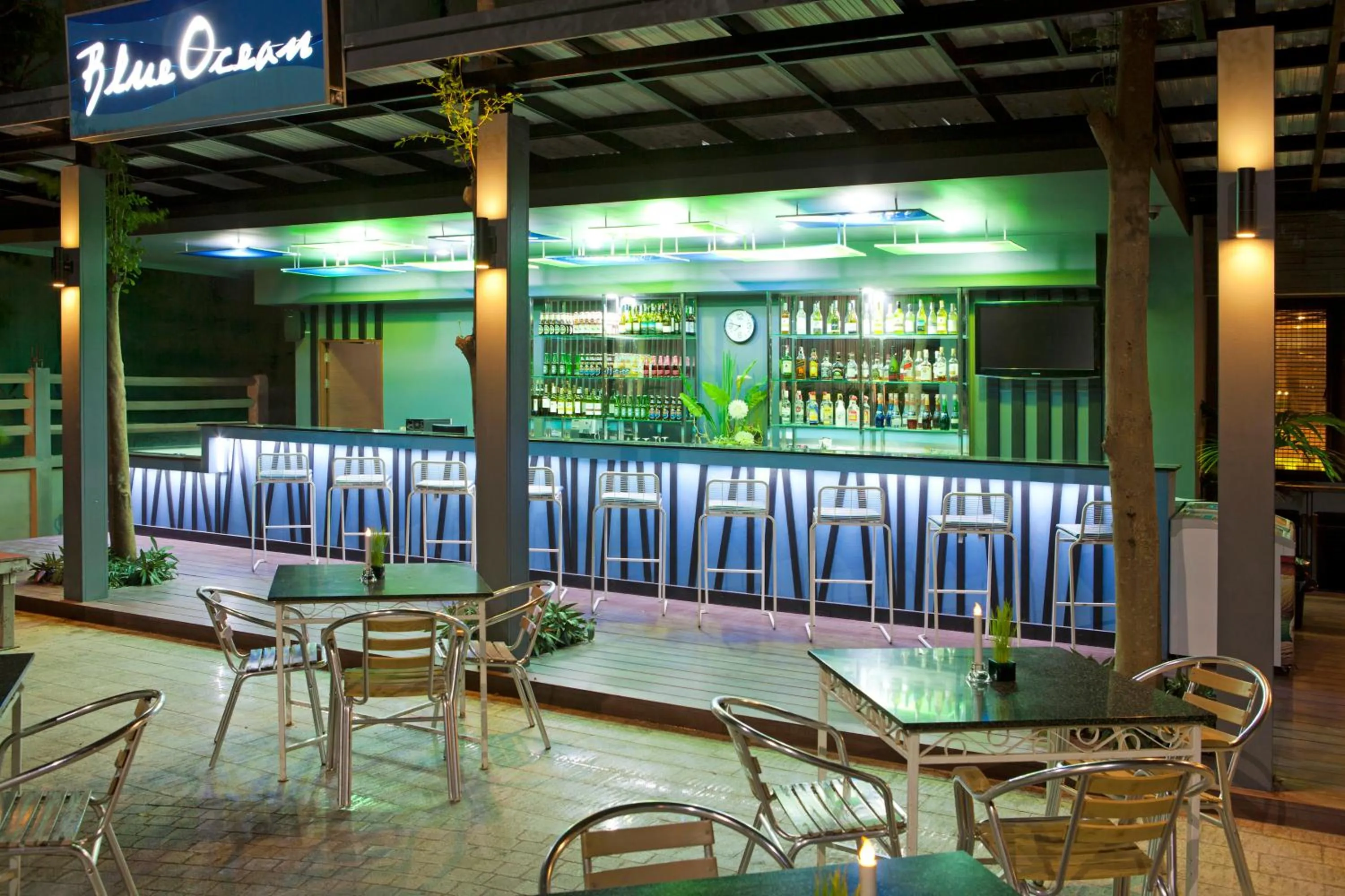 Restaurant/places to eat in Areca Lodge