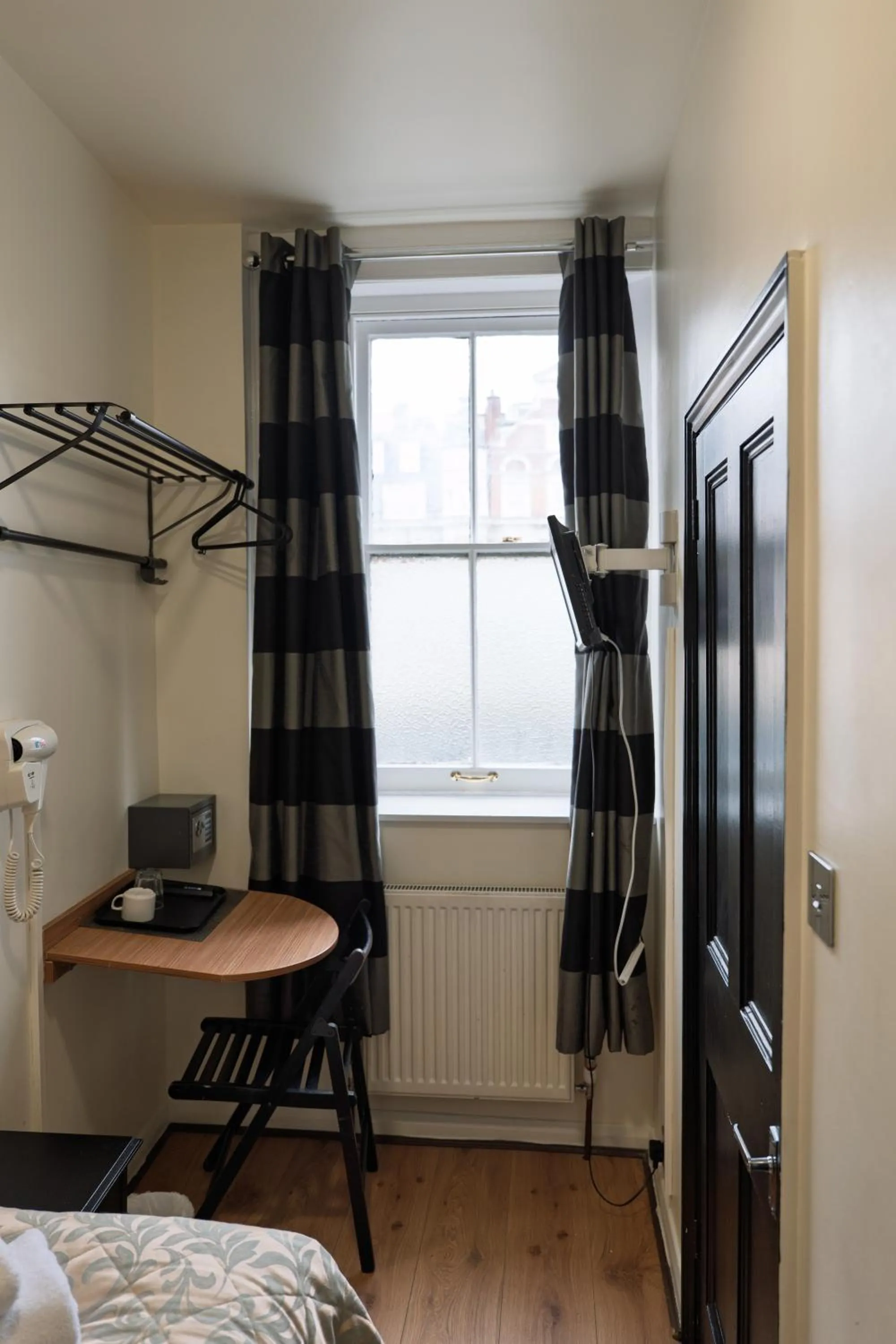 Photo of the whole room, Bed in St George Hotel Paddington