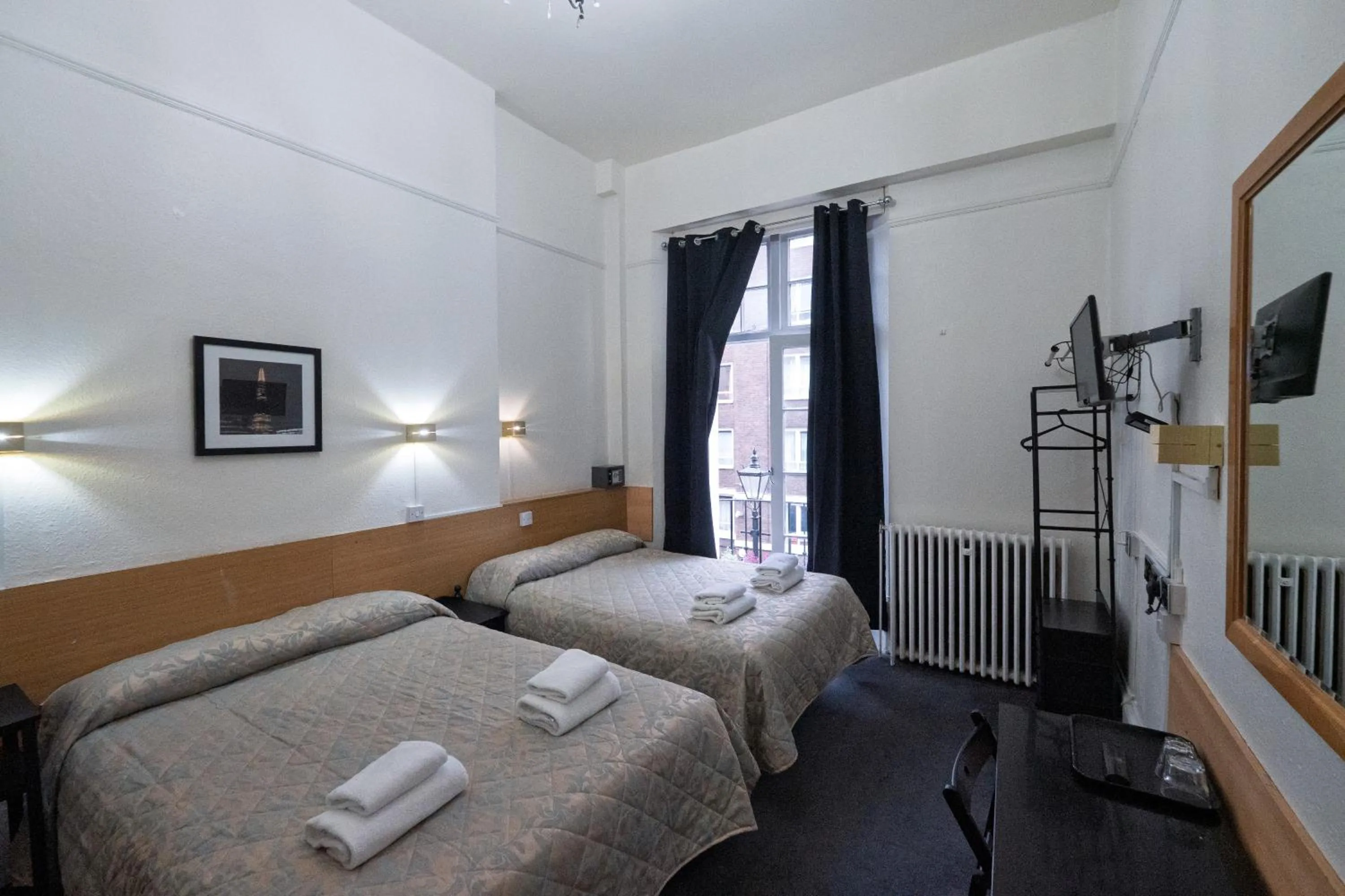 Photo of the whole room, Bed in St George Hotel Paddington