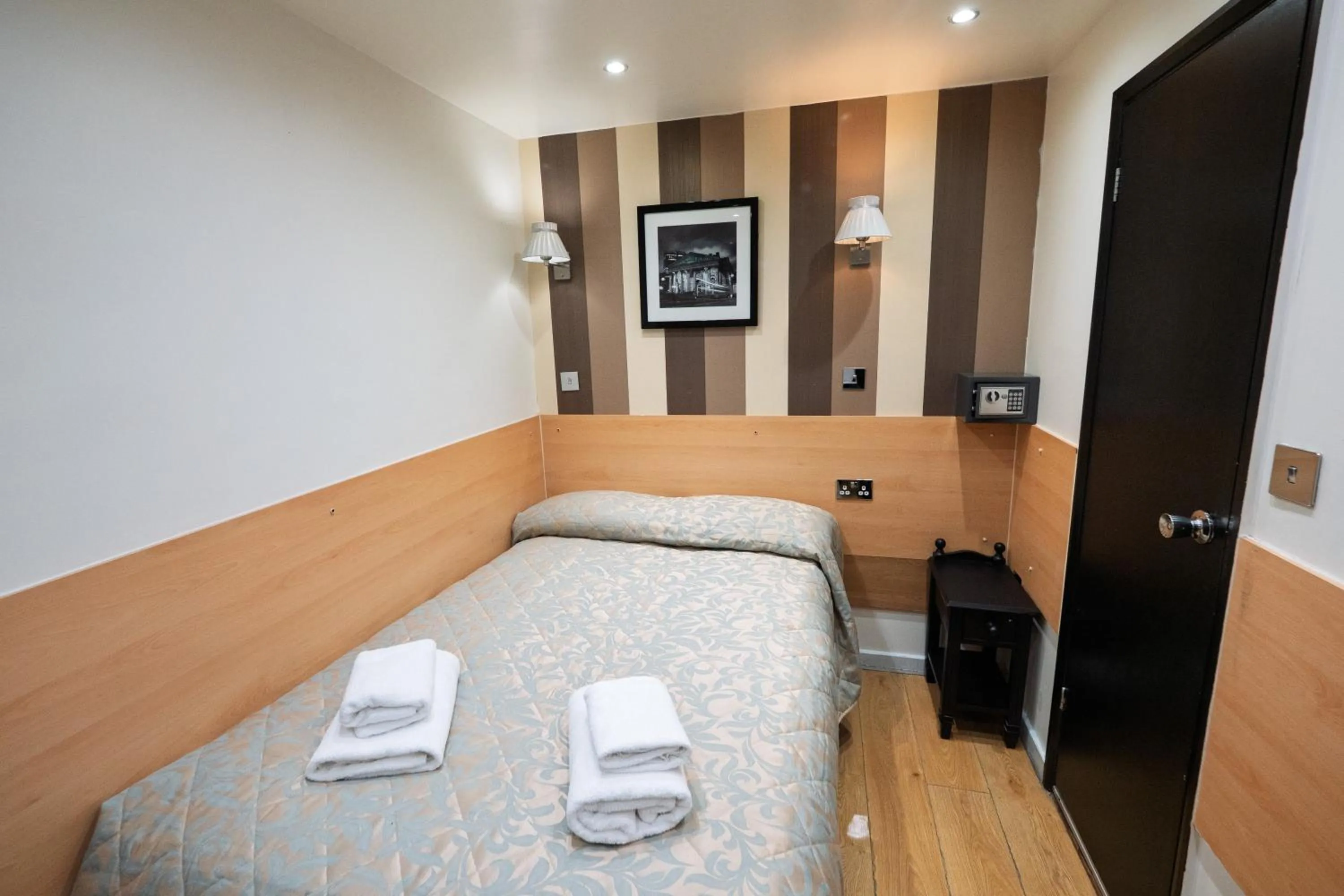 Photo of the whole room, Bed in St George Hotel Paddington