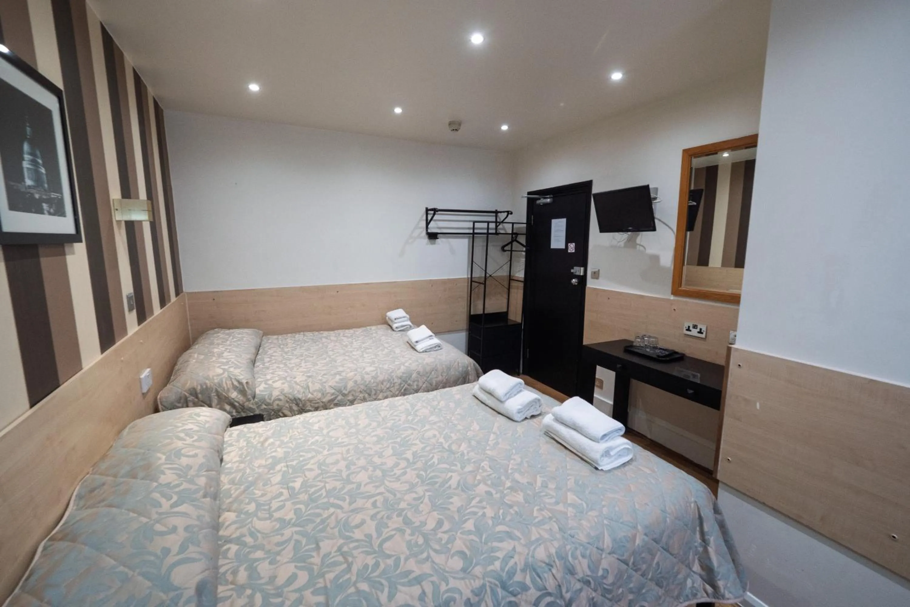 Photo of the whole room, Bed in St George Hotel Paddington