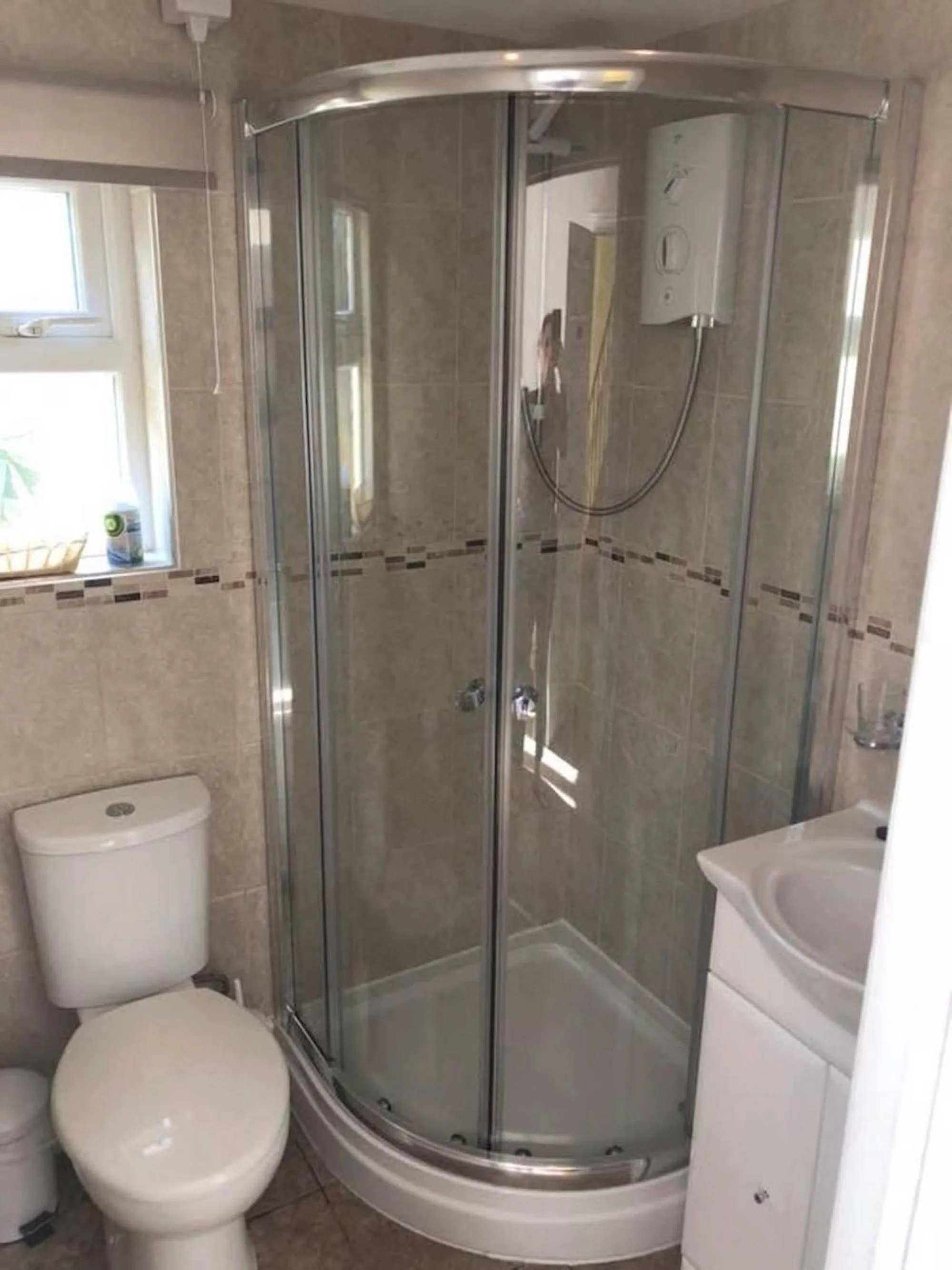 Shower in Pinewood B&B