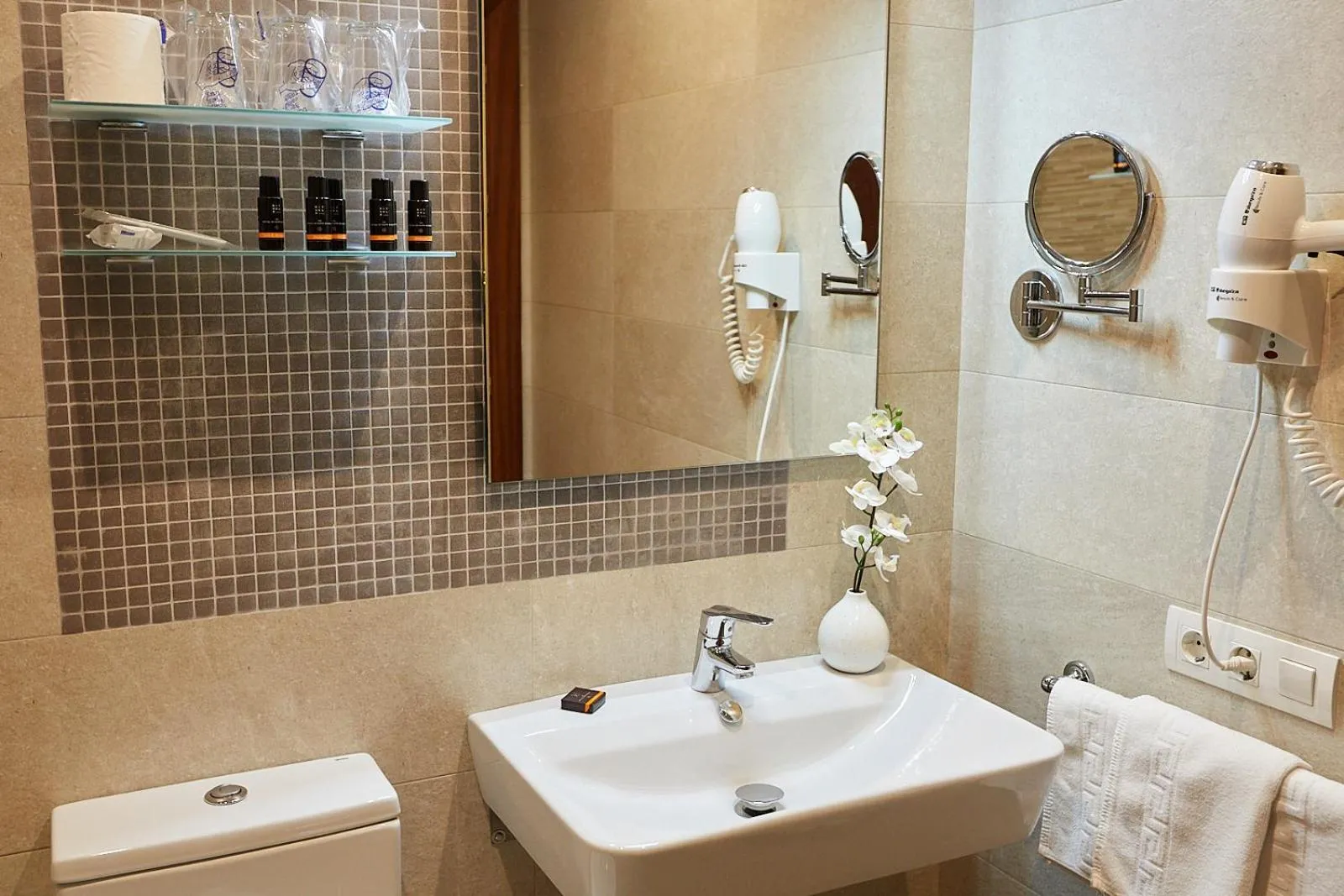 Shower in Hotel Ribadesella Playa