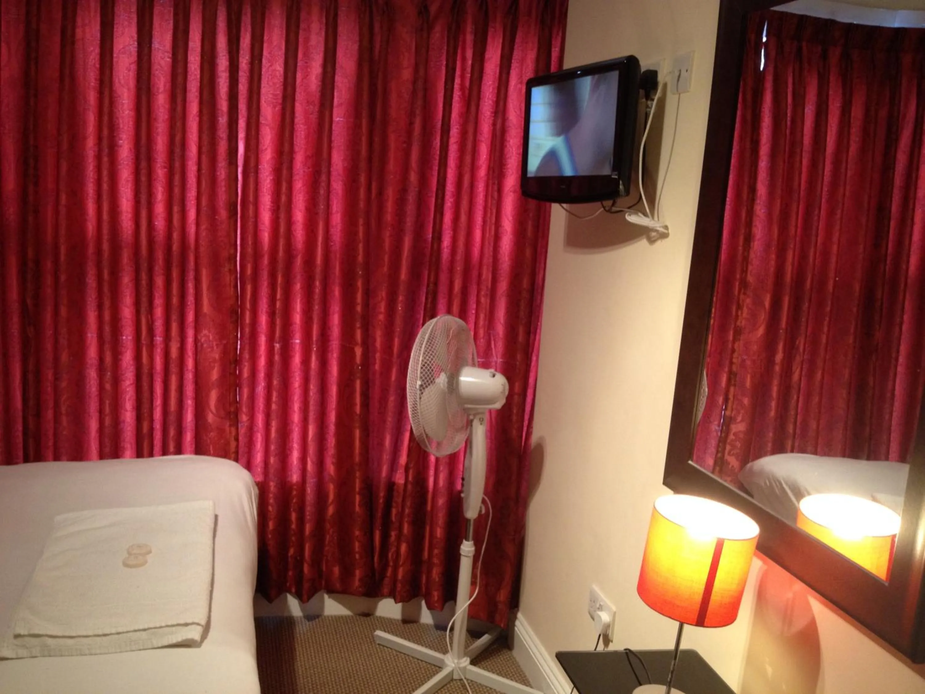 Bedroom, Bed in City Lodge London