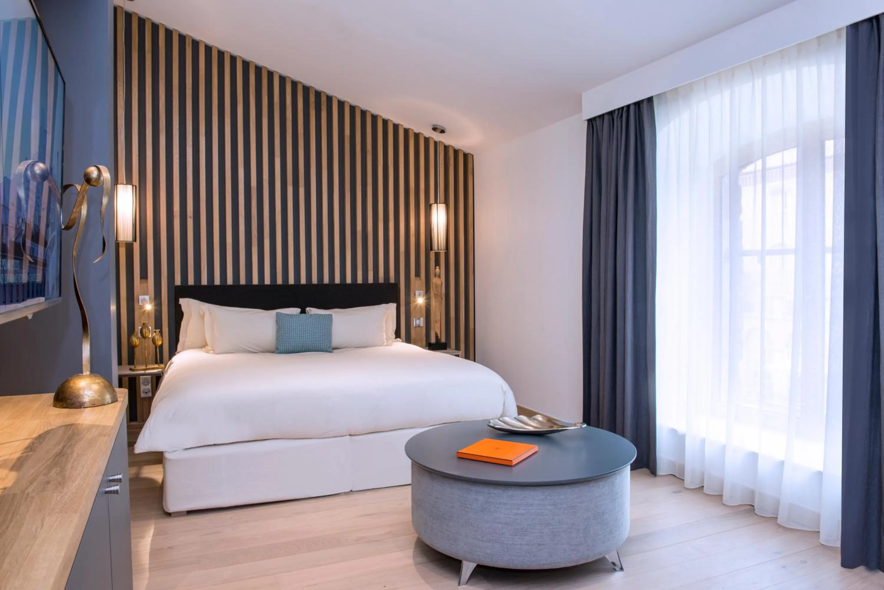 Bedroom, Bed in Château De Massillan