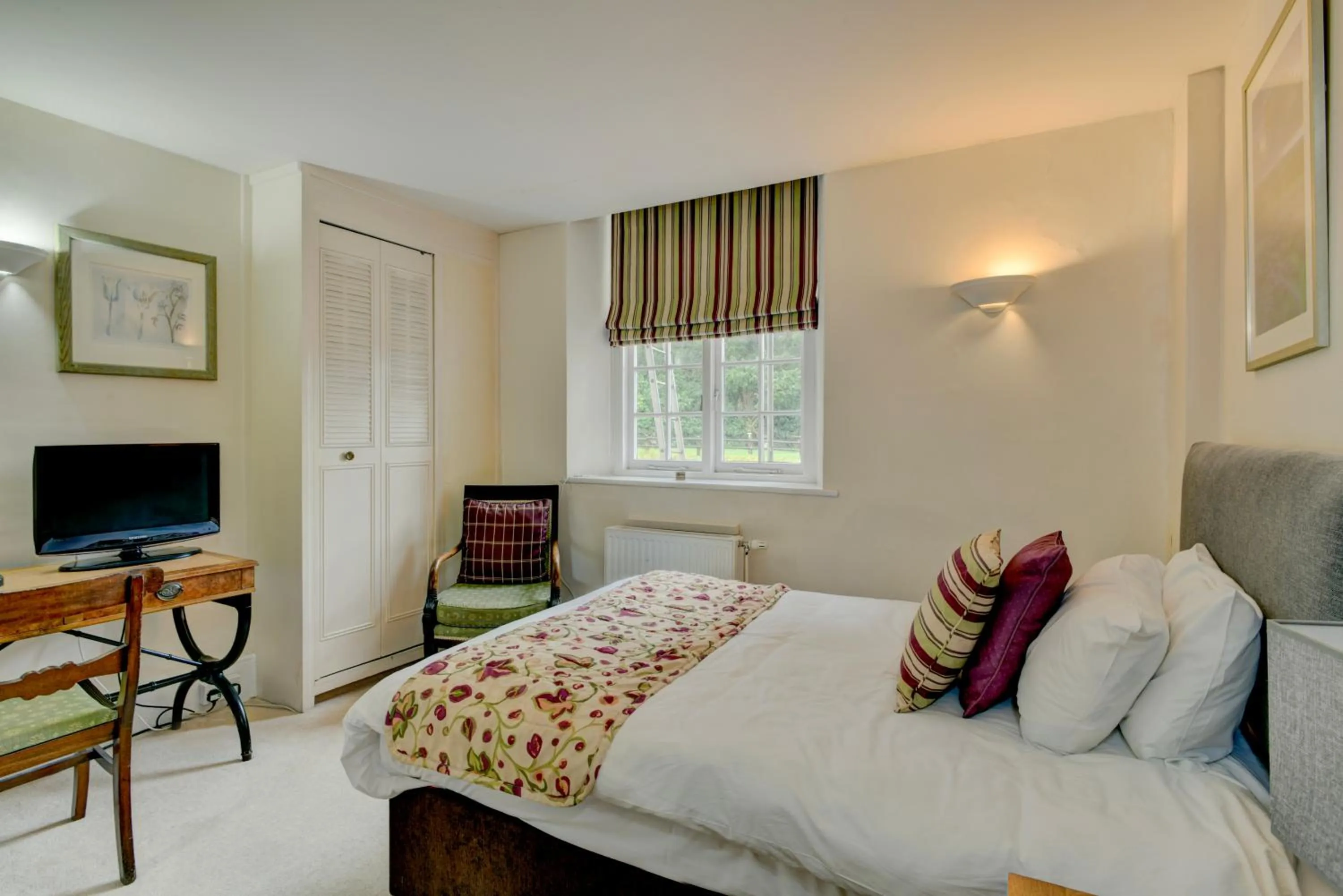 Bedroom, Bed in The Crown Hotel