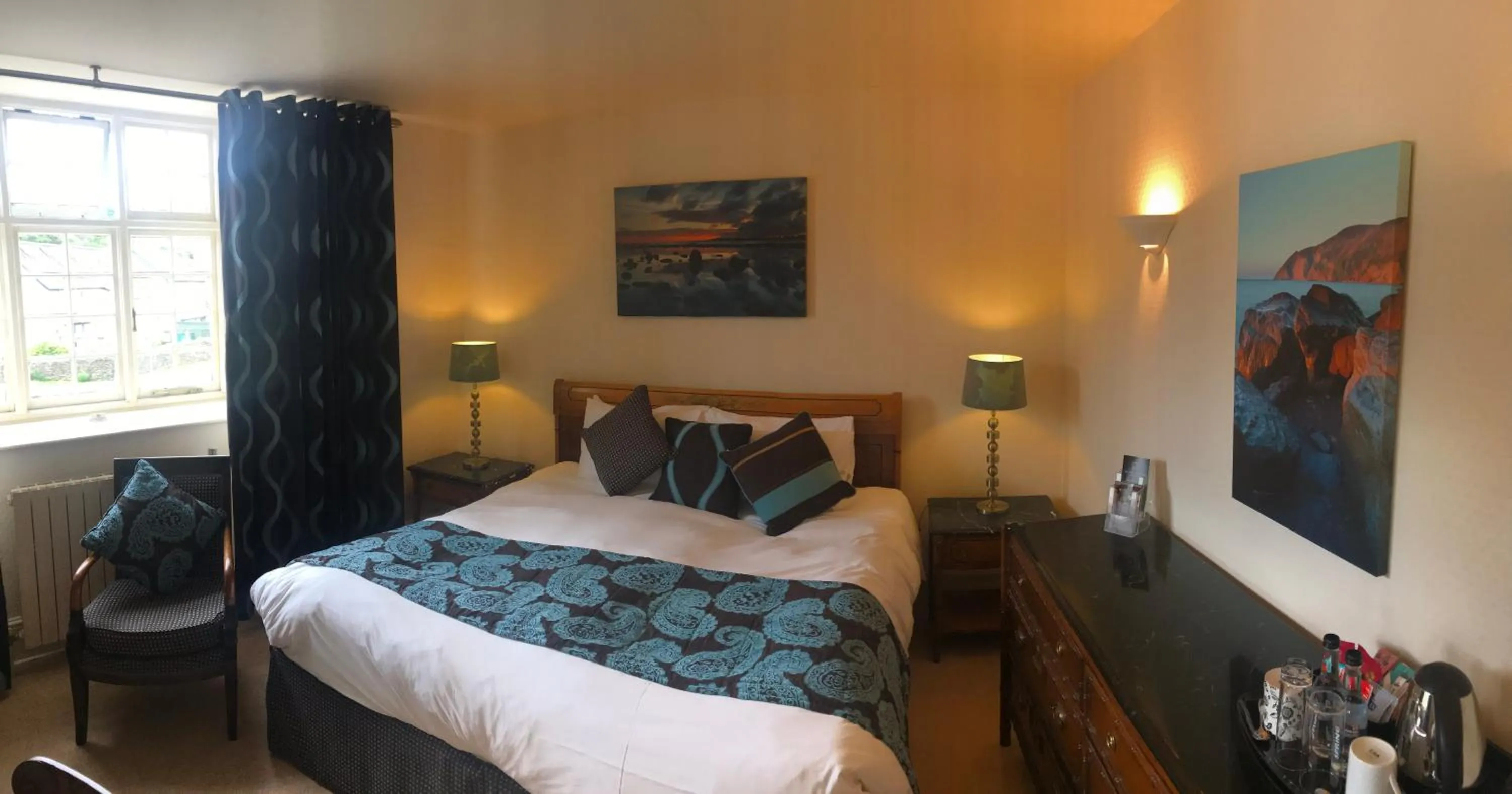 Bedroom, Bed in The Crown Hotel