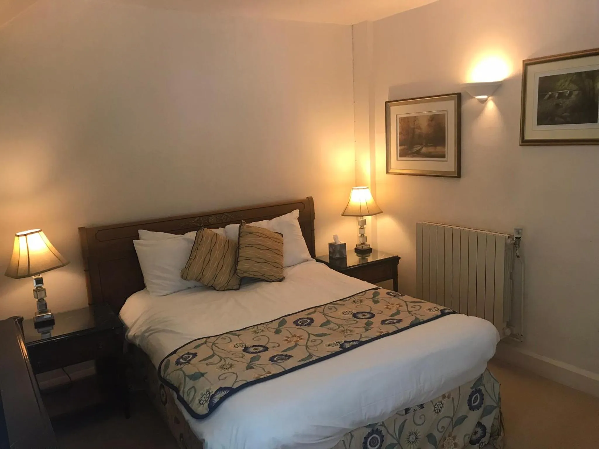 Bedroom, Bed in The Crown Hotel