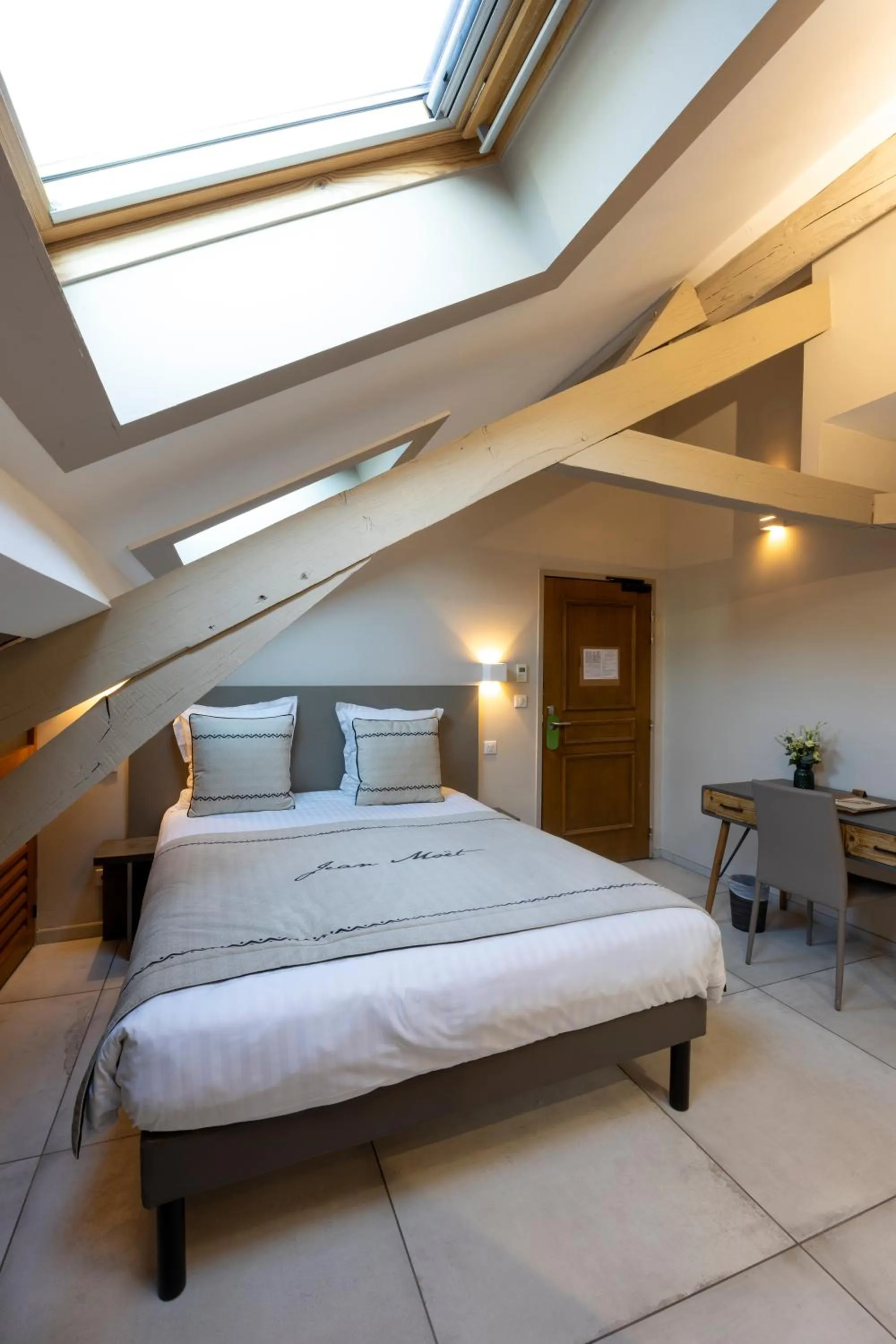 Bed in Hotel Jean Moët