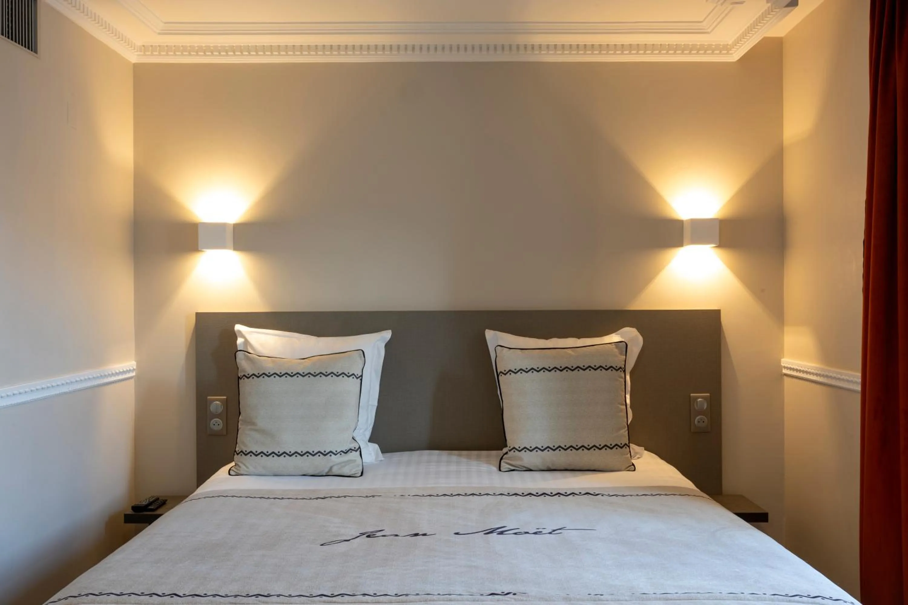 Bedroom, Bed in Hotel Jean Moët