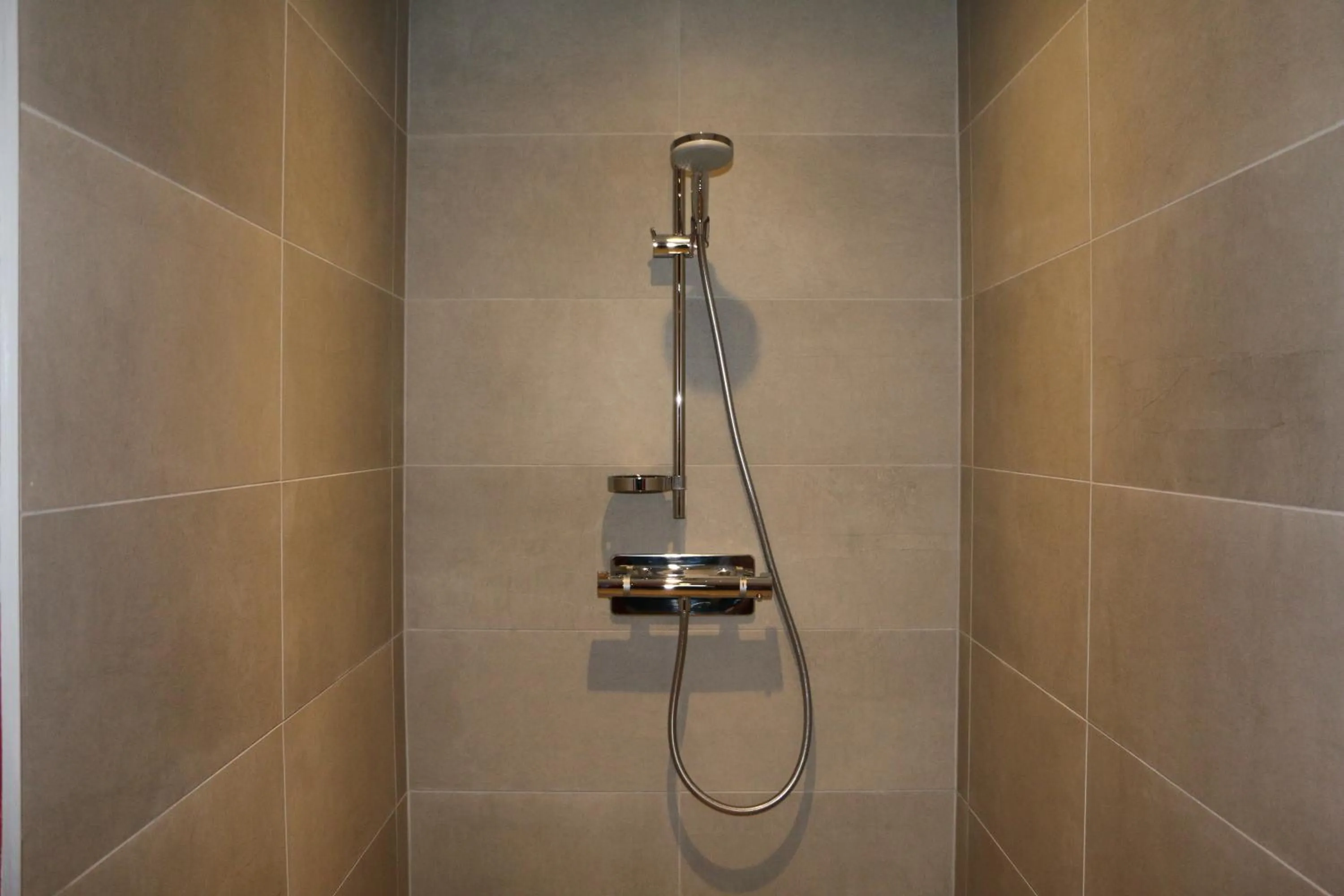 Shower in Hotel Jean Moët