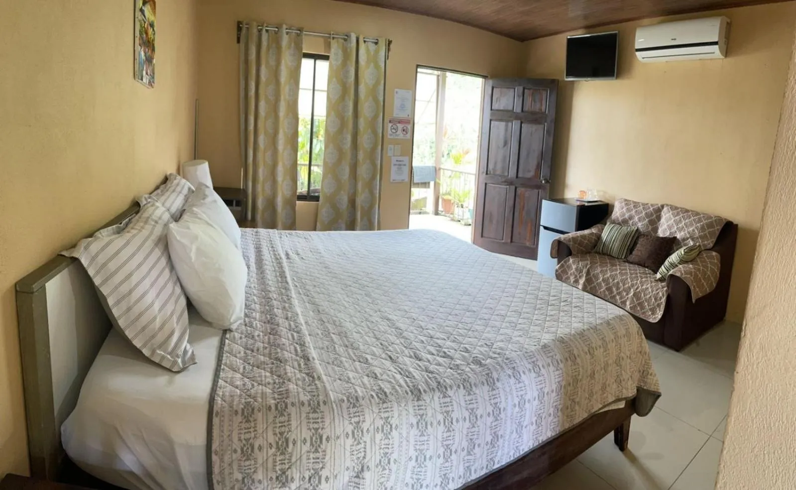 Bed in Aunty Arenal Lodge