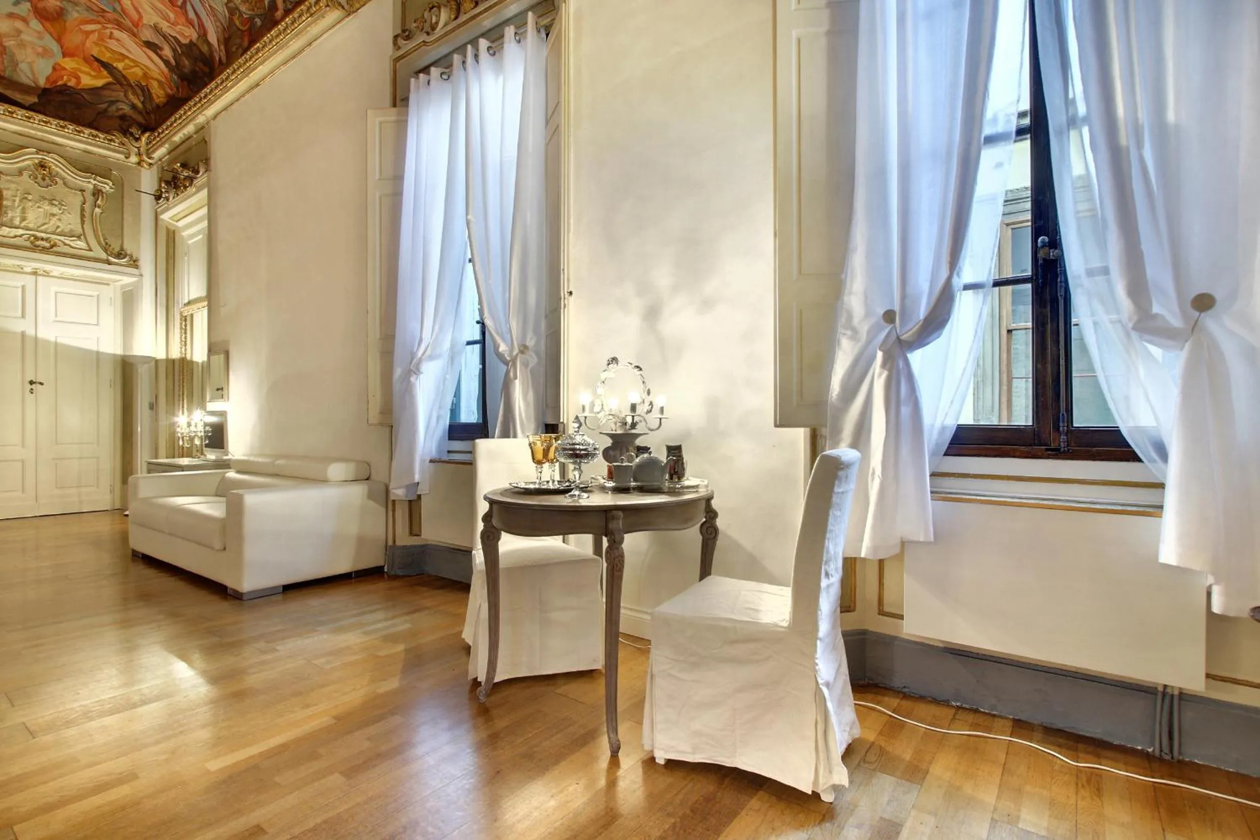 Seating area in Palazzo Tolomei - Residenza D'Epoca