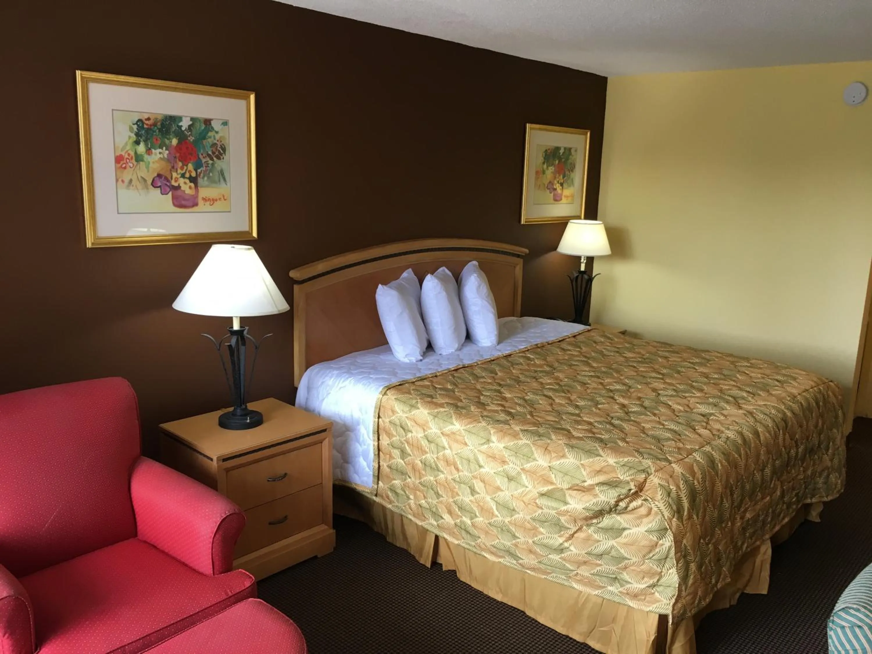 Photo of the whole room, Bed in Budget inn Tarboro