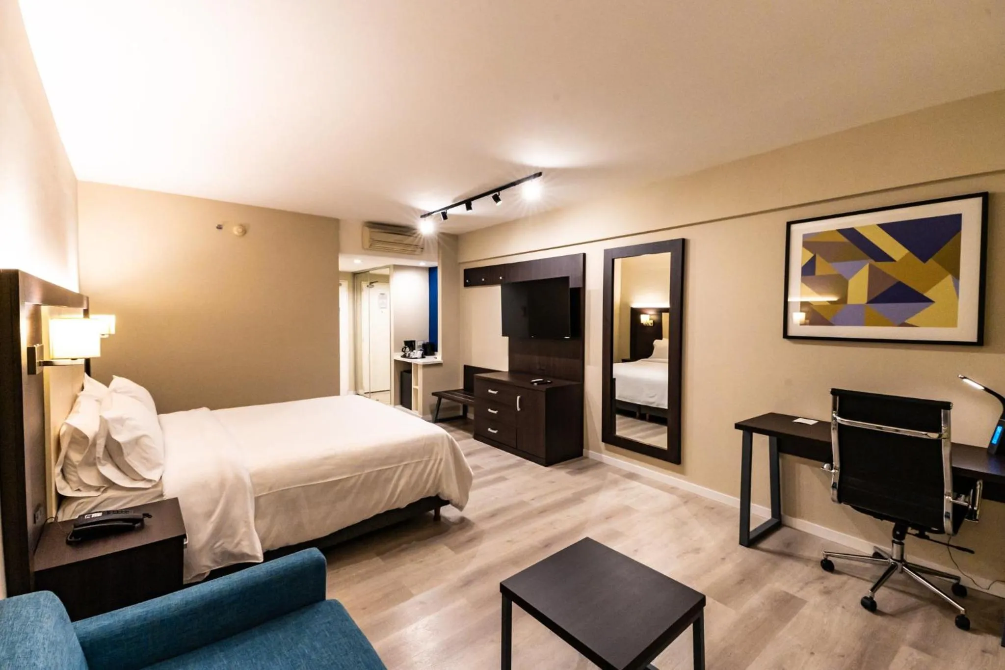 Photo of the whole room, Bed in Holiday Inn Express Rosario by IHG