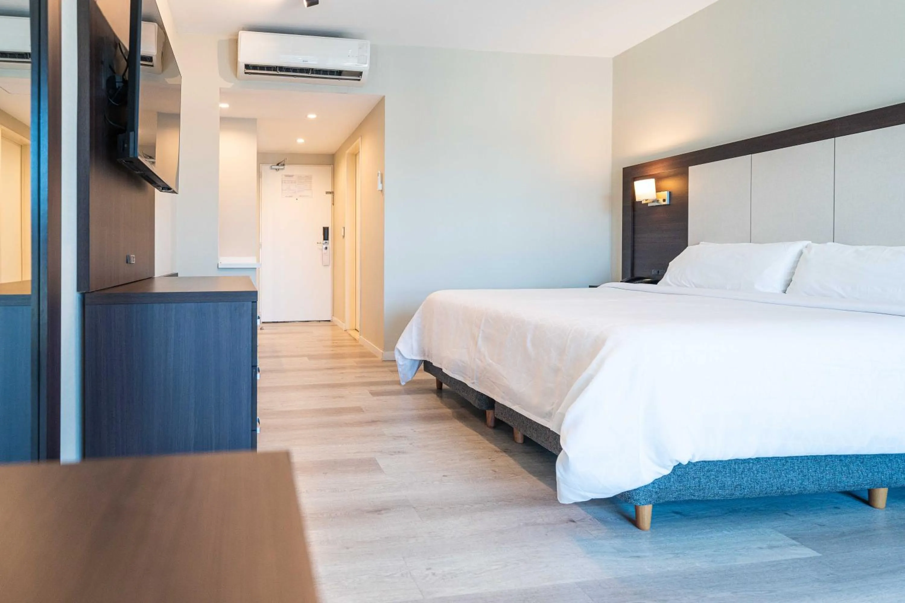 Bed in Holiday Inn Express Rosario by IHG