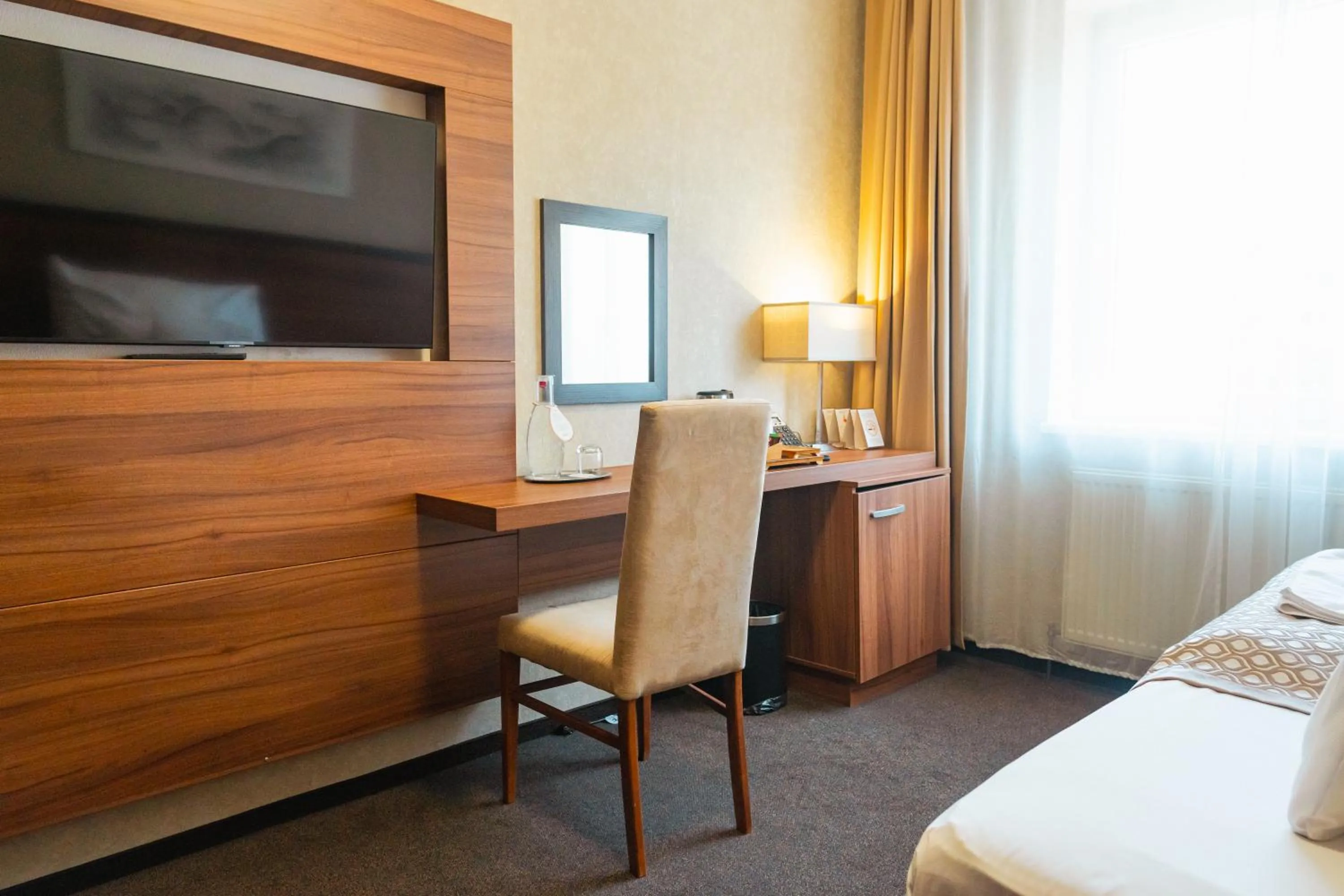TV and multimedia, Bed in PREMIUM Business Hotel Bratislava