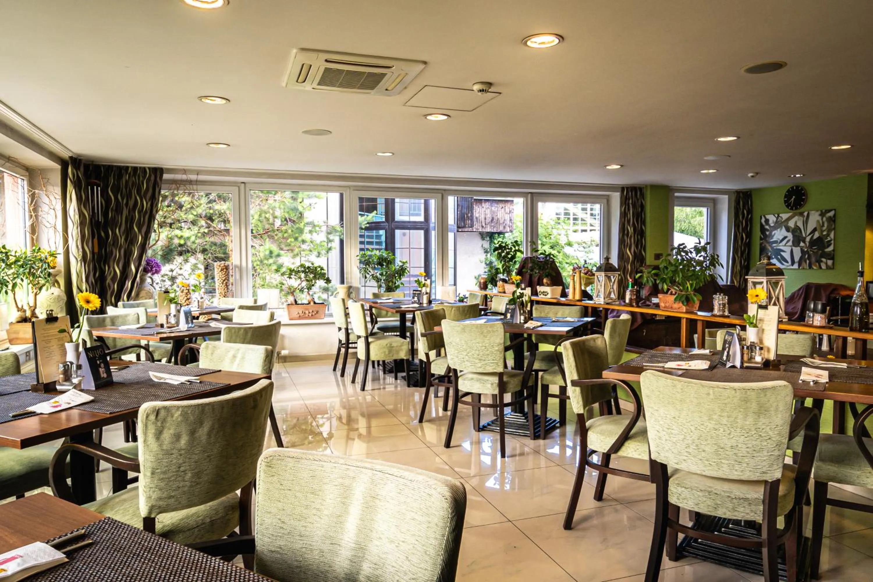 Restaurant/places to eat in PREMIUM Business Hotel Bratislava