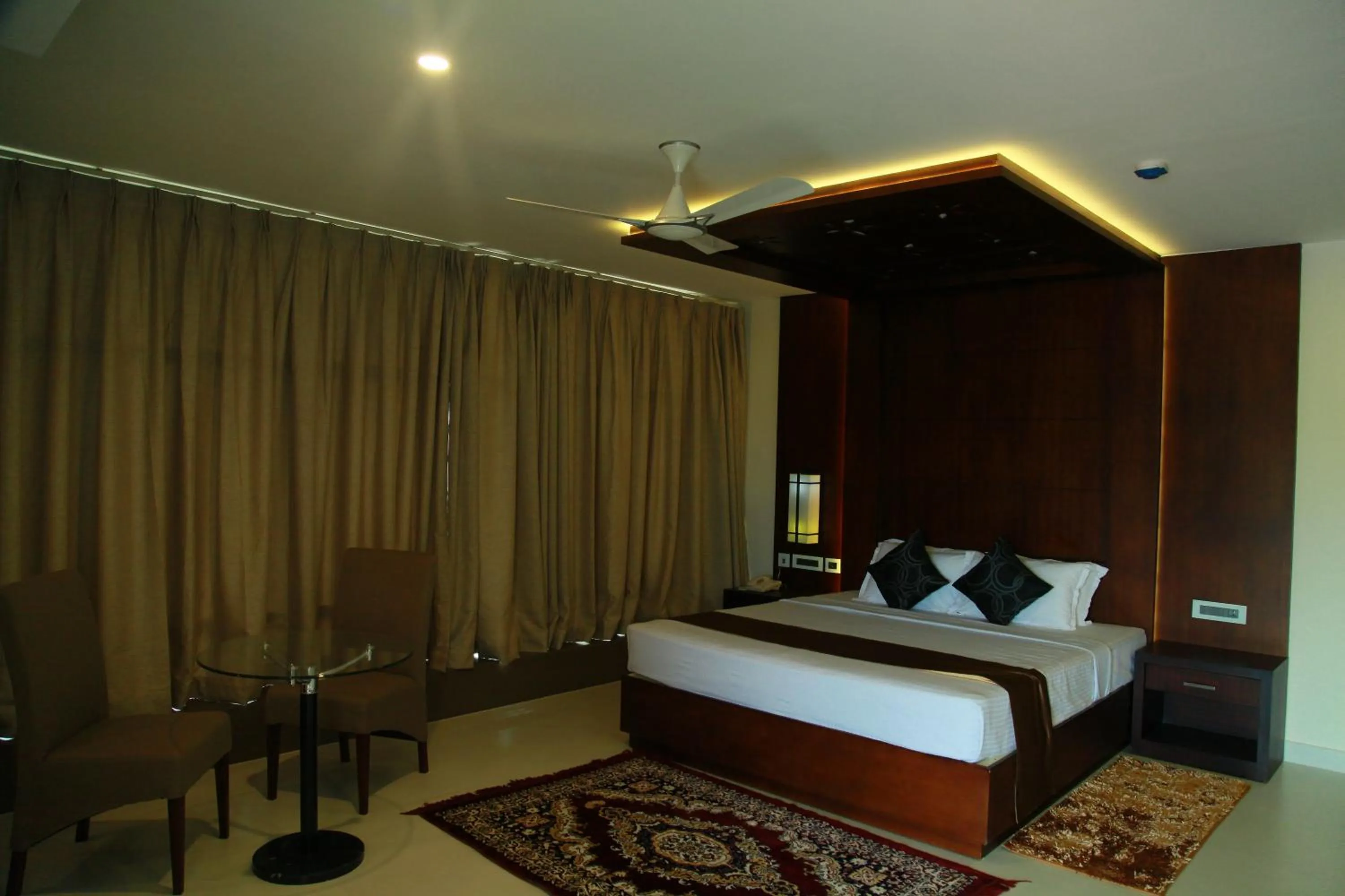 Bedroom, Bed in Vavas Inn & Suites