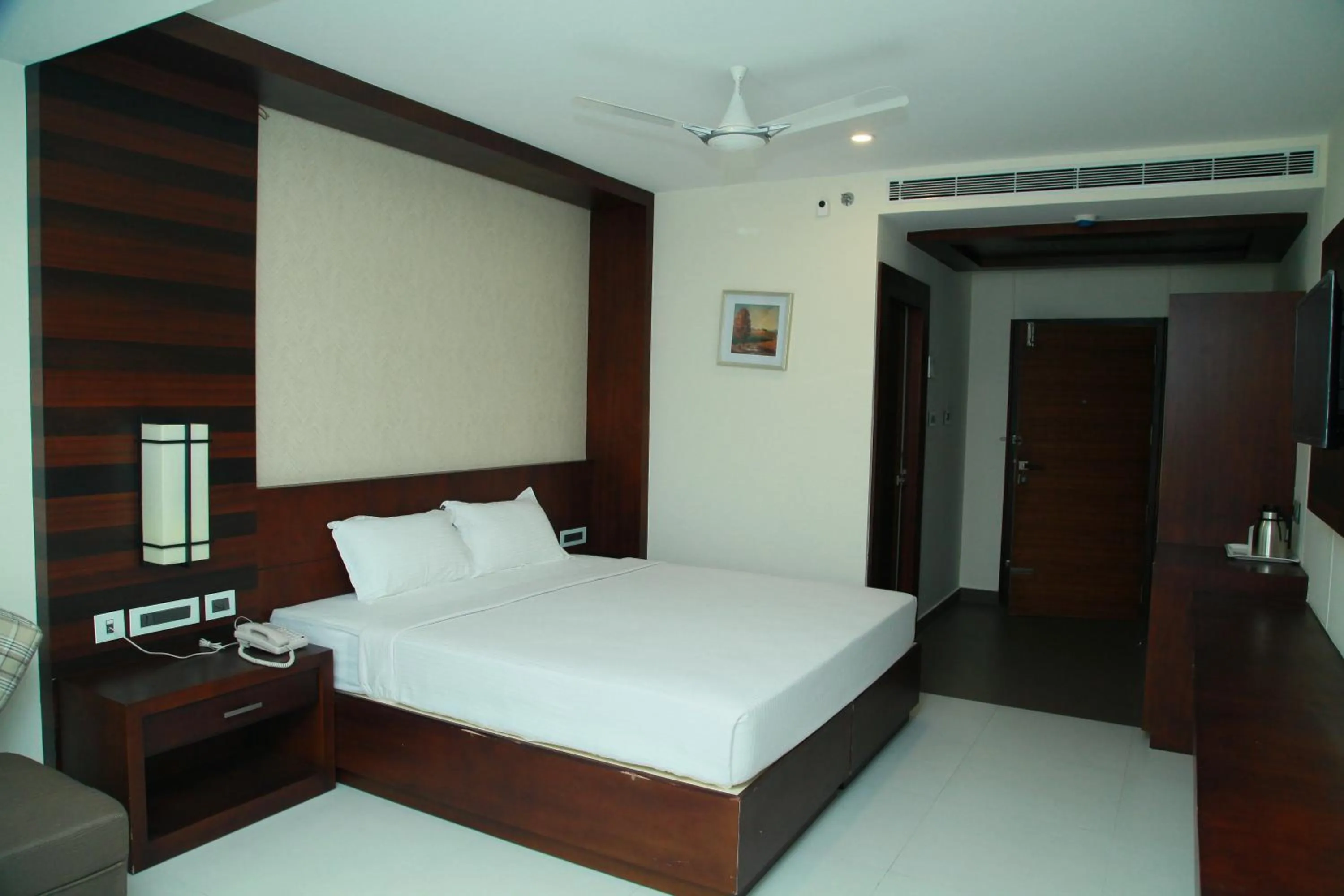 Bedroom, Bed in Vavas Inn & Suites
