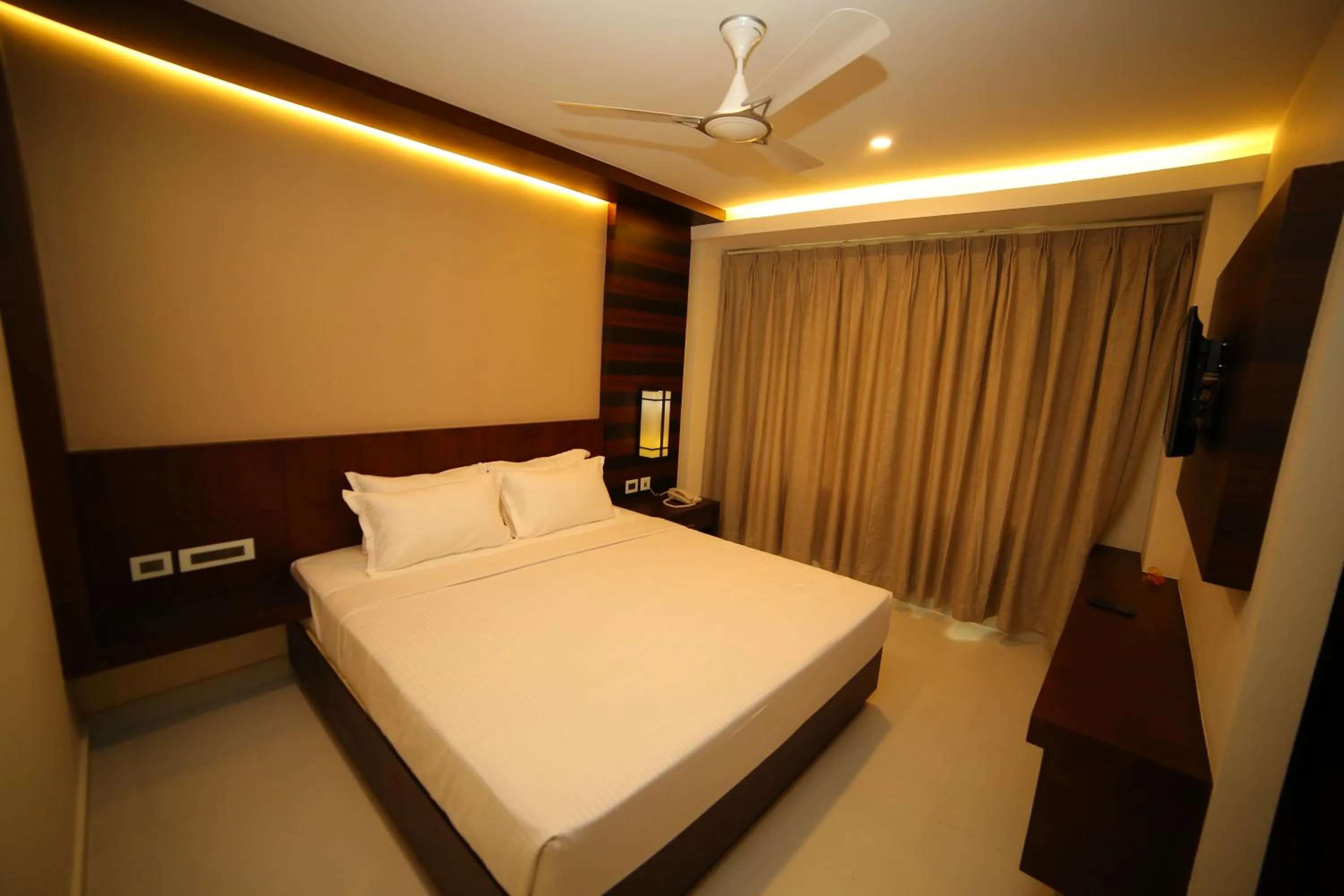 Bedroom, Bed in Vavas Inn & Suites