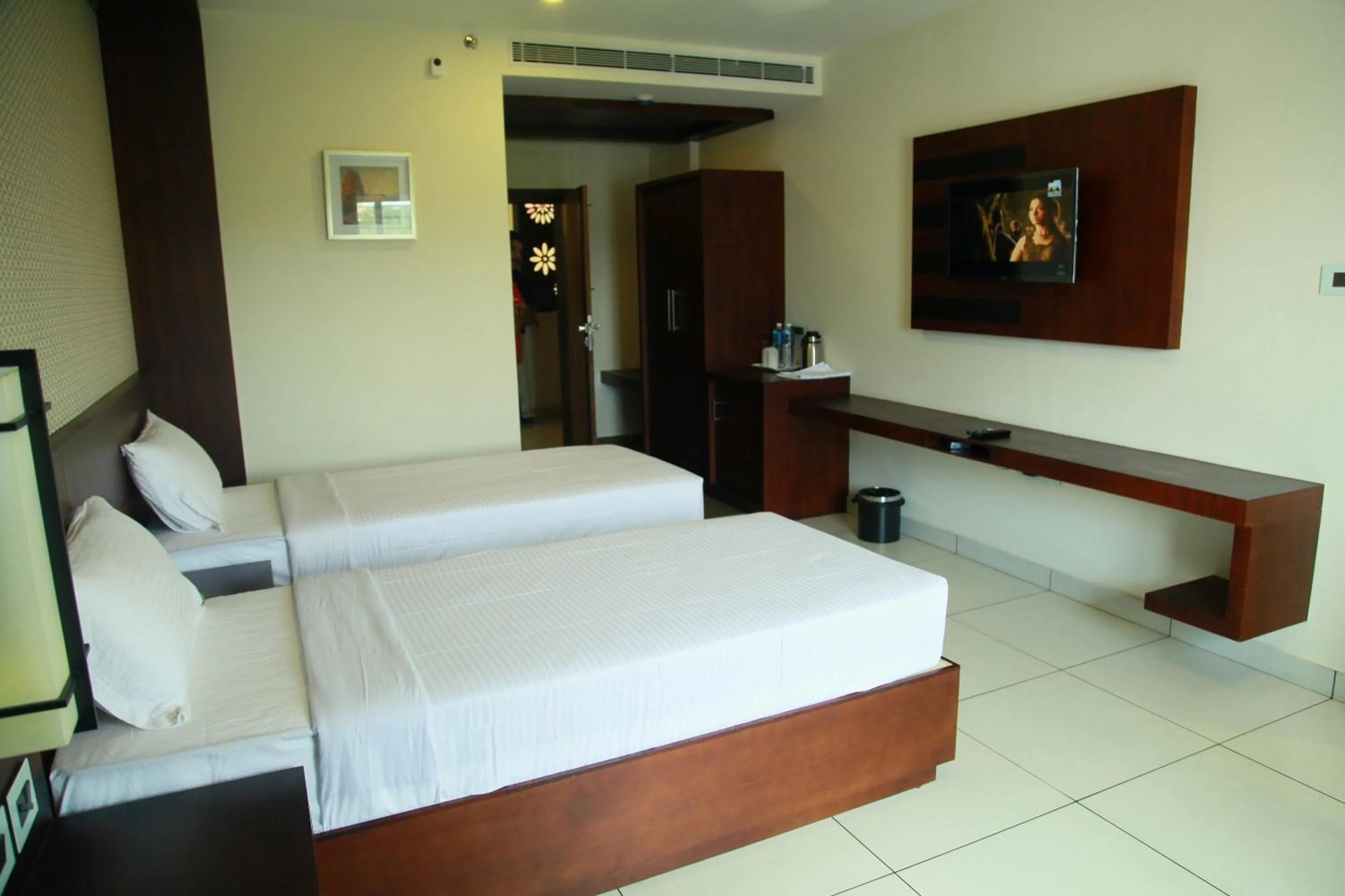 Bedroom, Bed in Vavas Inn & Suites