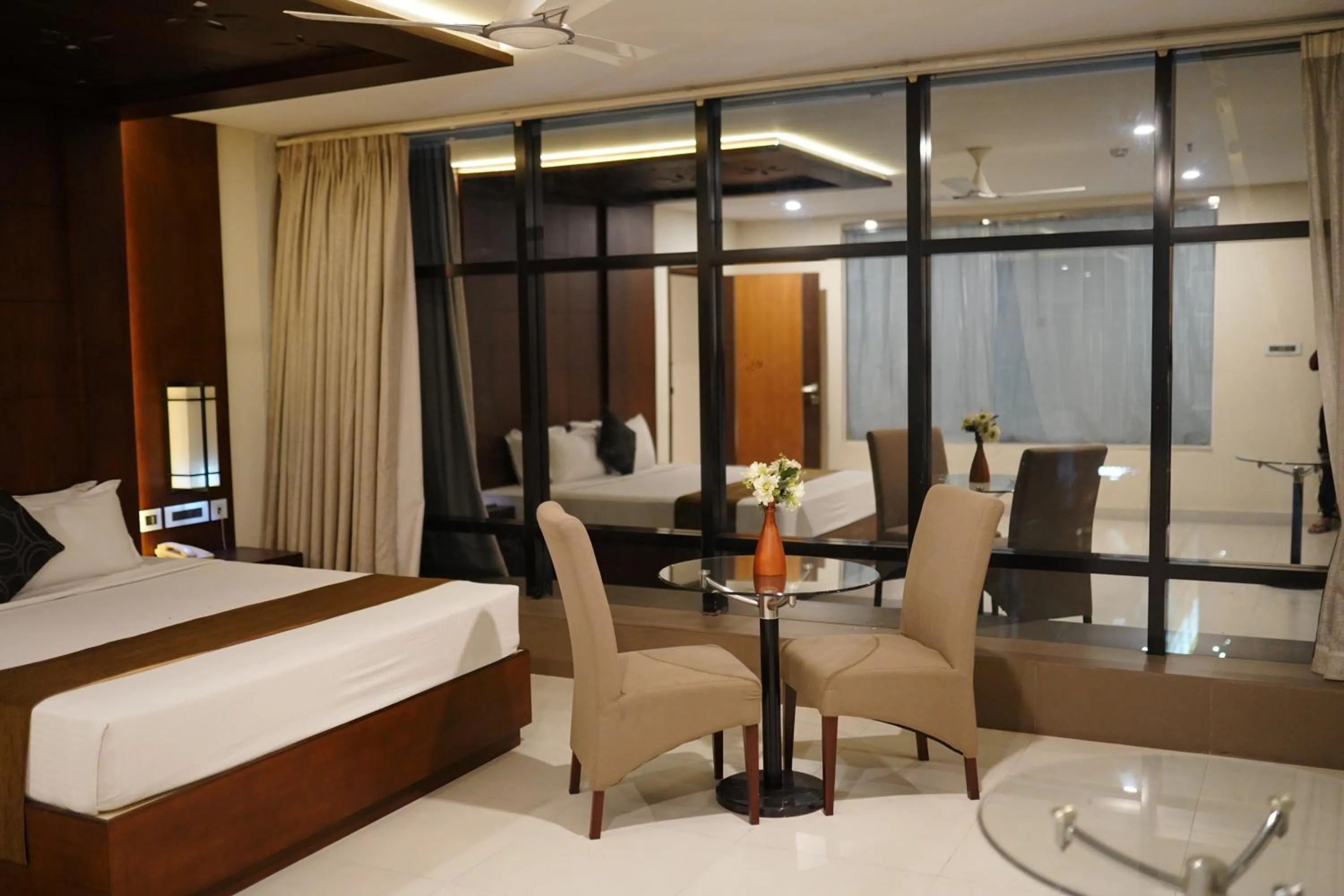 Bedroom, Bed in Vavas Inn & Suites