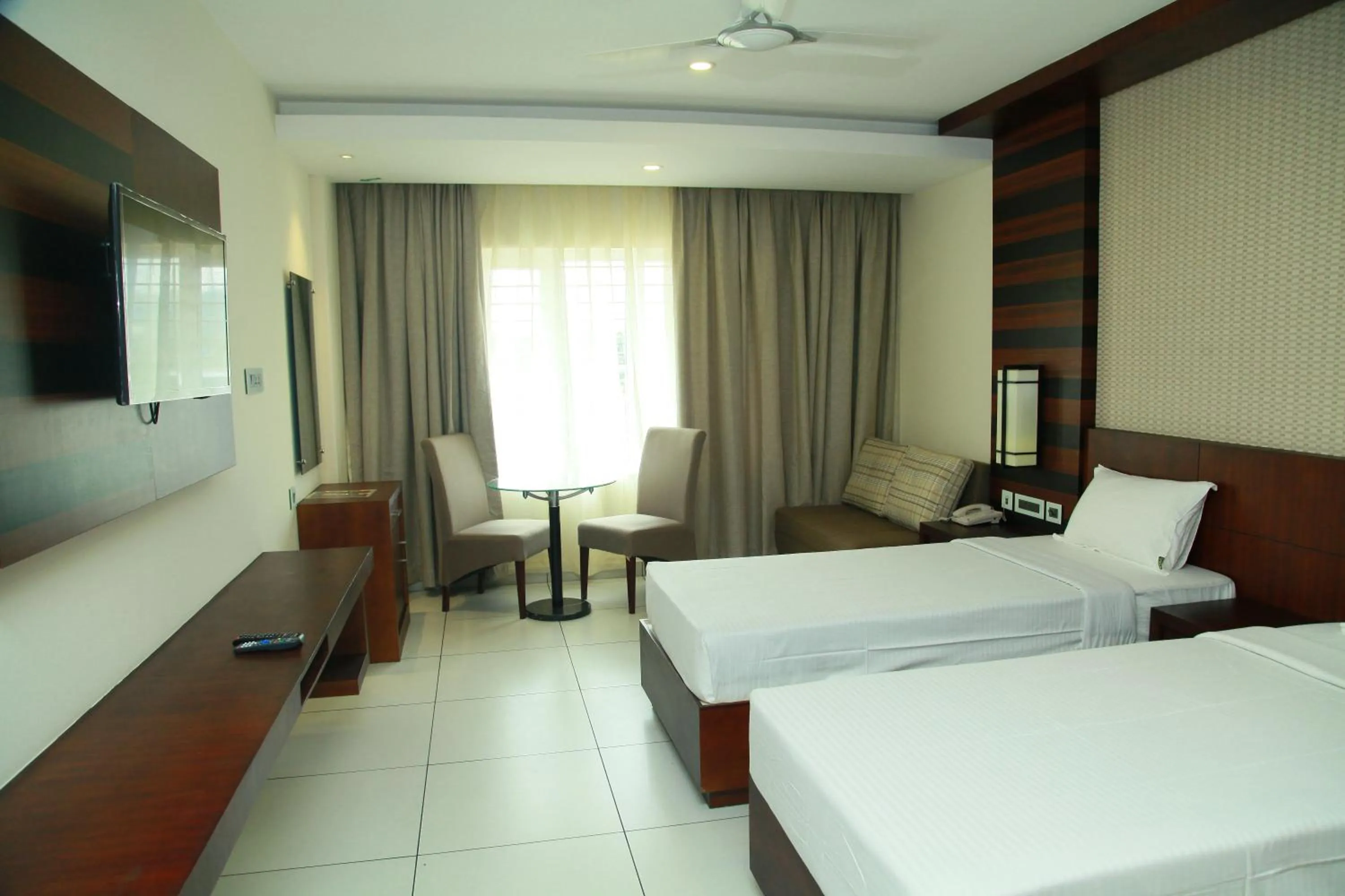 Bedroom, Bed in Vavas Inn & Suites