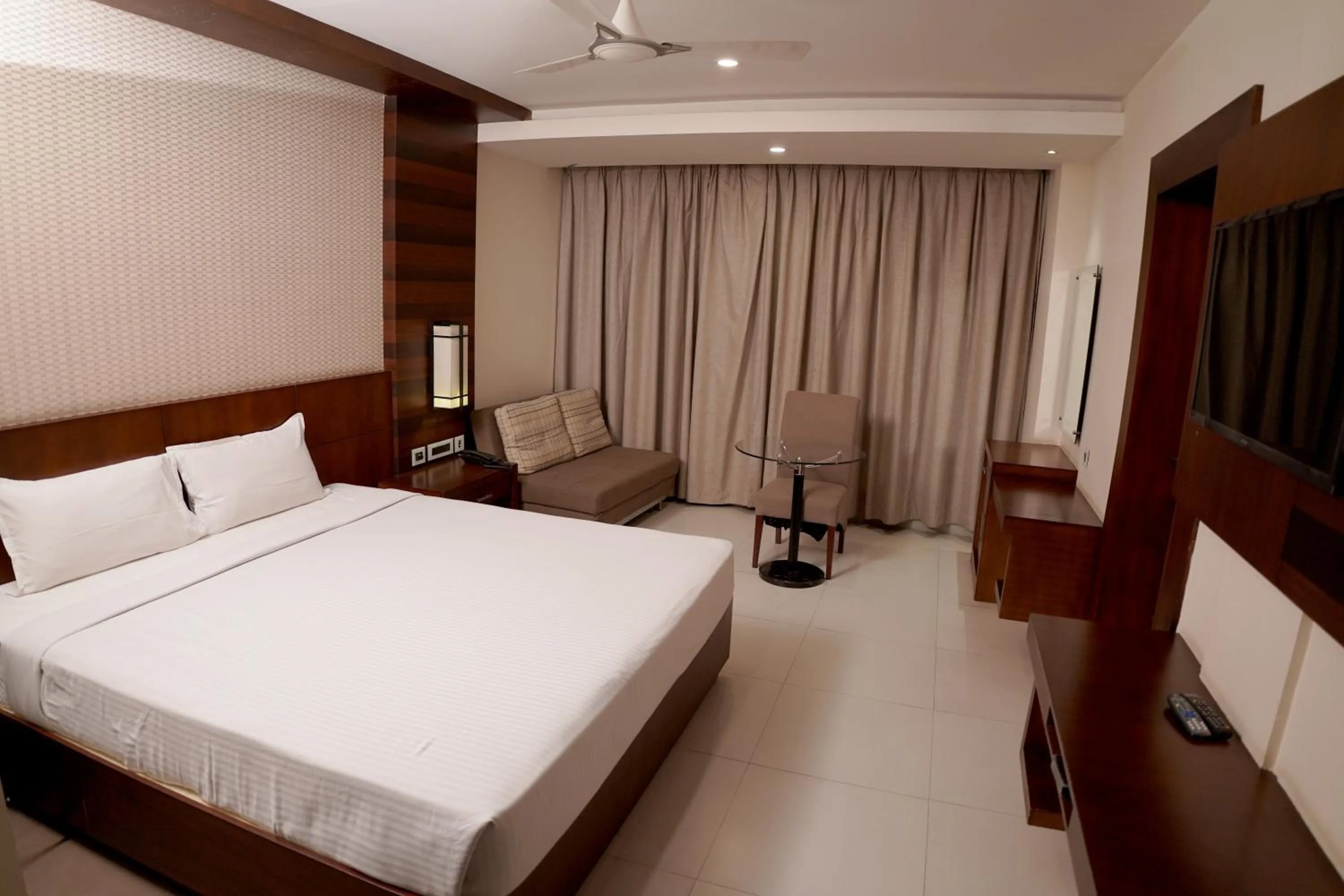 Bed in Vavas Inn & Suites