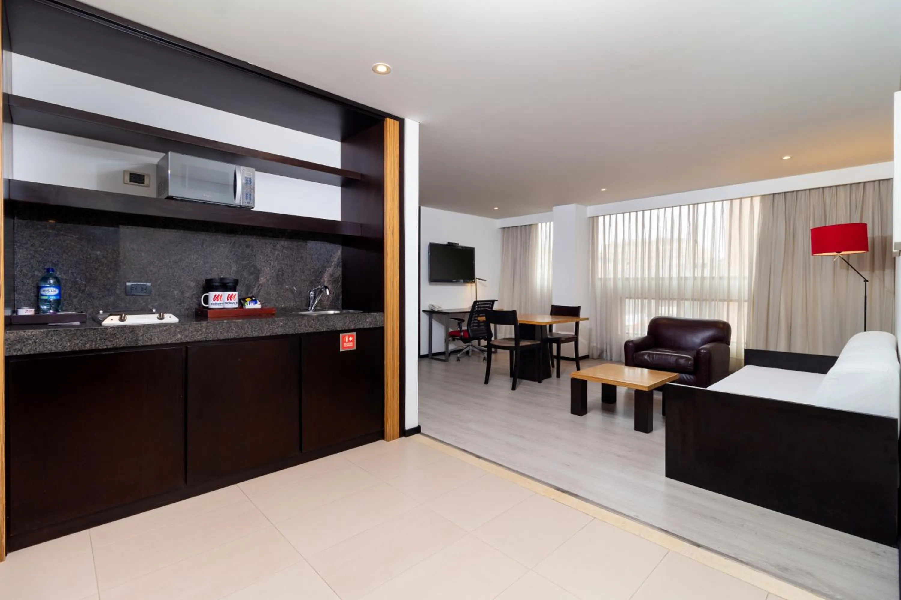 Kitchen or kitchenette, Bed in Hotel Madisson Inn Luxury By GEH Suites