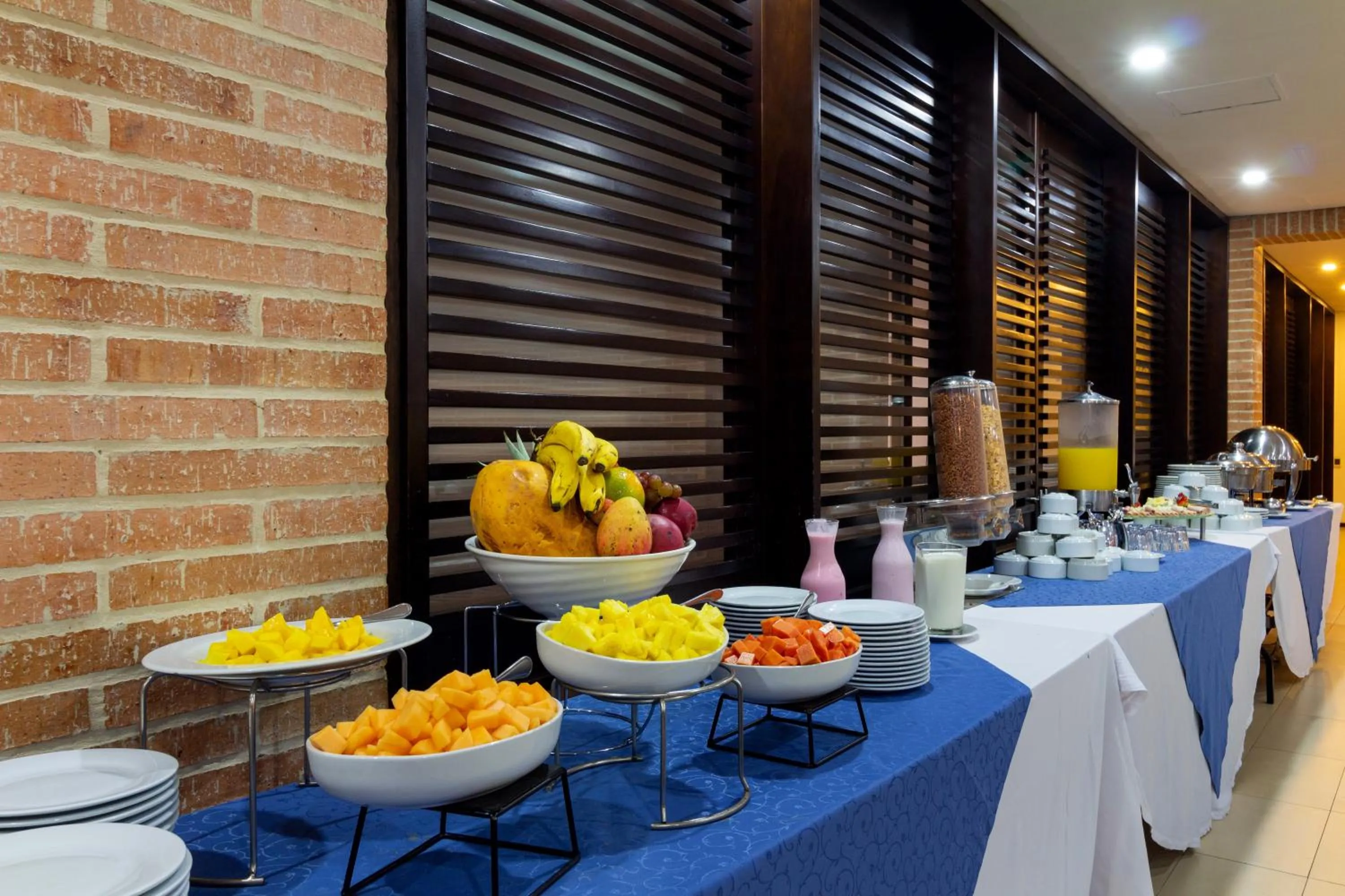 Restaurant/places to eat in Hotel Madisson Inn Luxury By GEH Suites