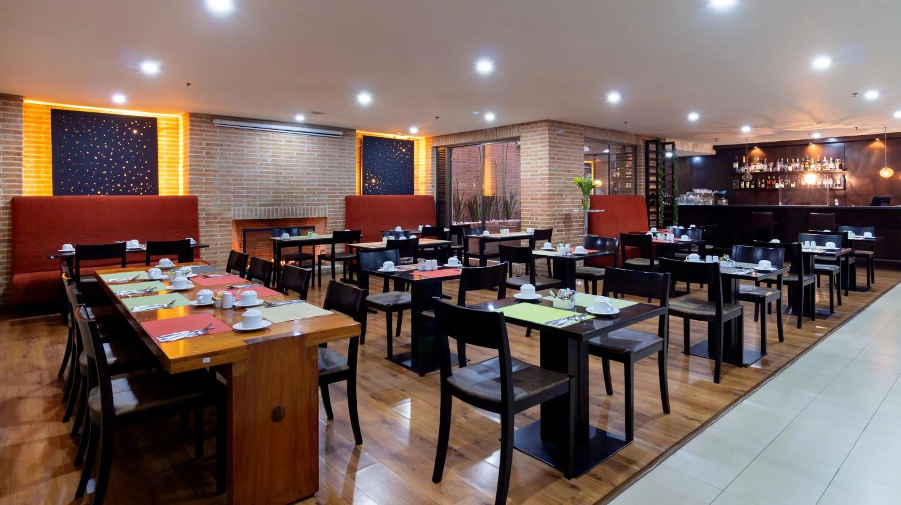 Restaurant/places to eat in Hotel Madisson Inn Luxury By GEH Suites