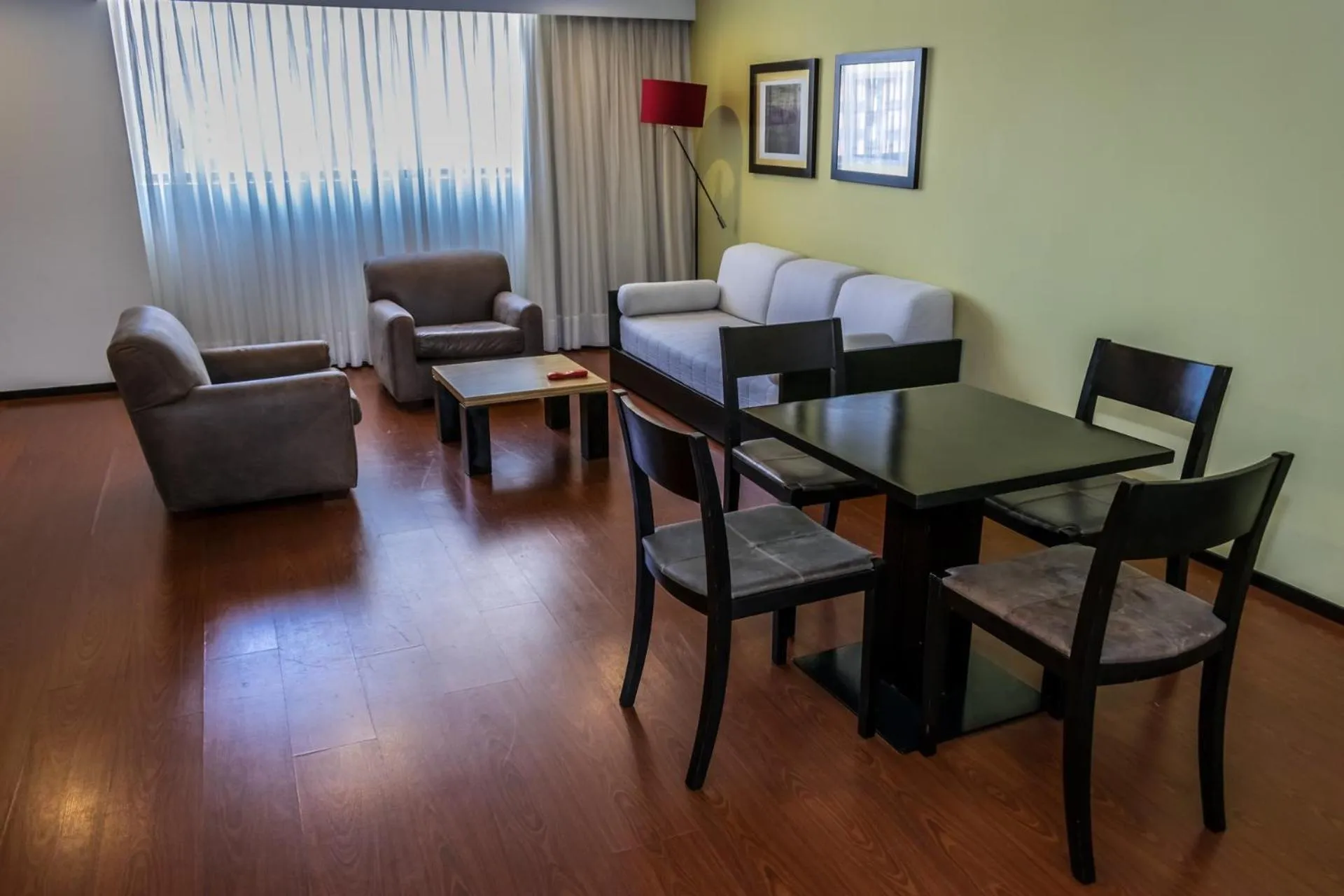 Living room in Hotel Madisson Inn Luxury By GEH Suites