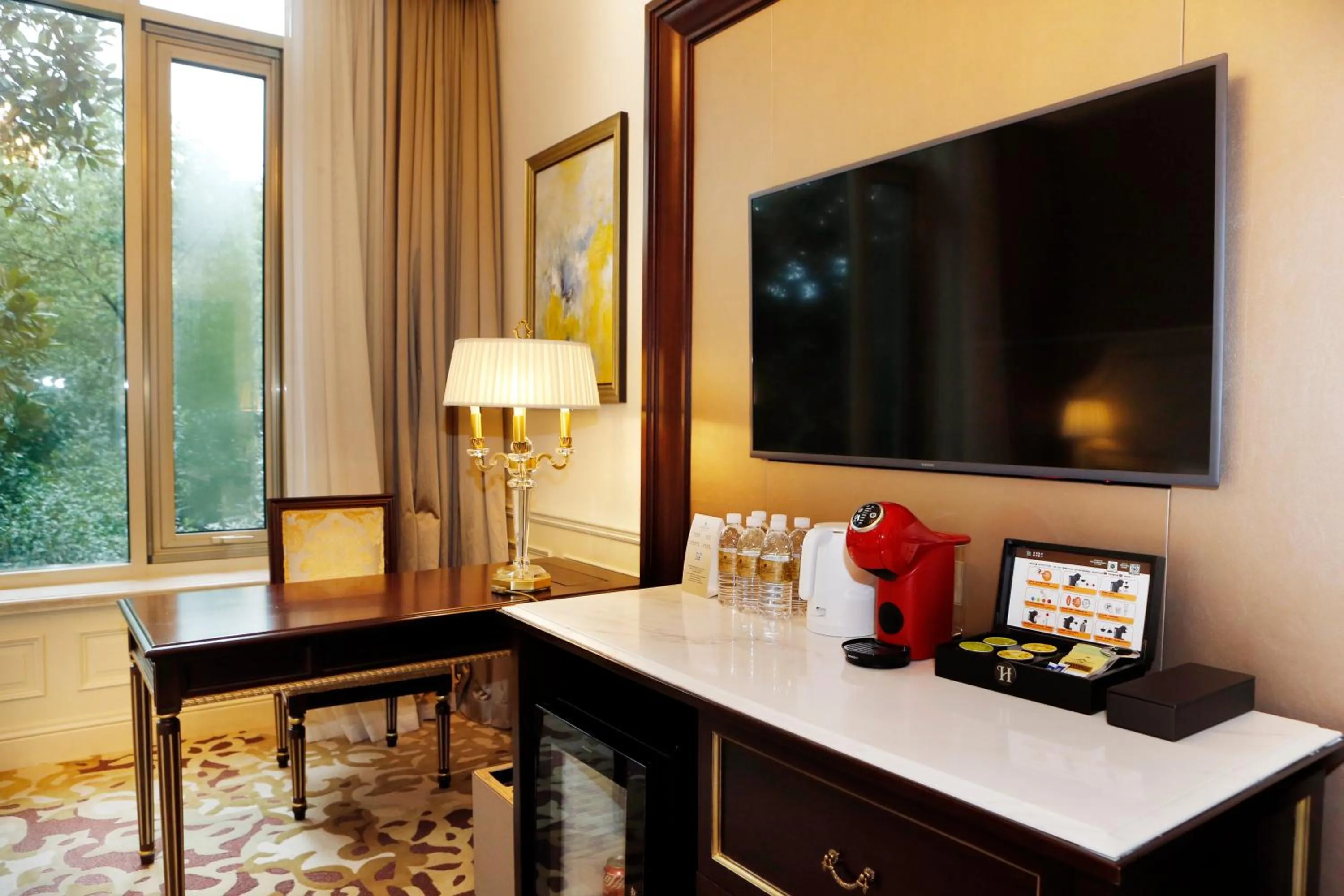 TV and multimedia in Hong Qiao State Guest House