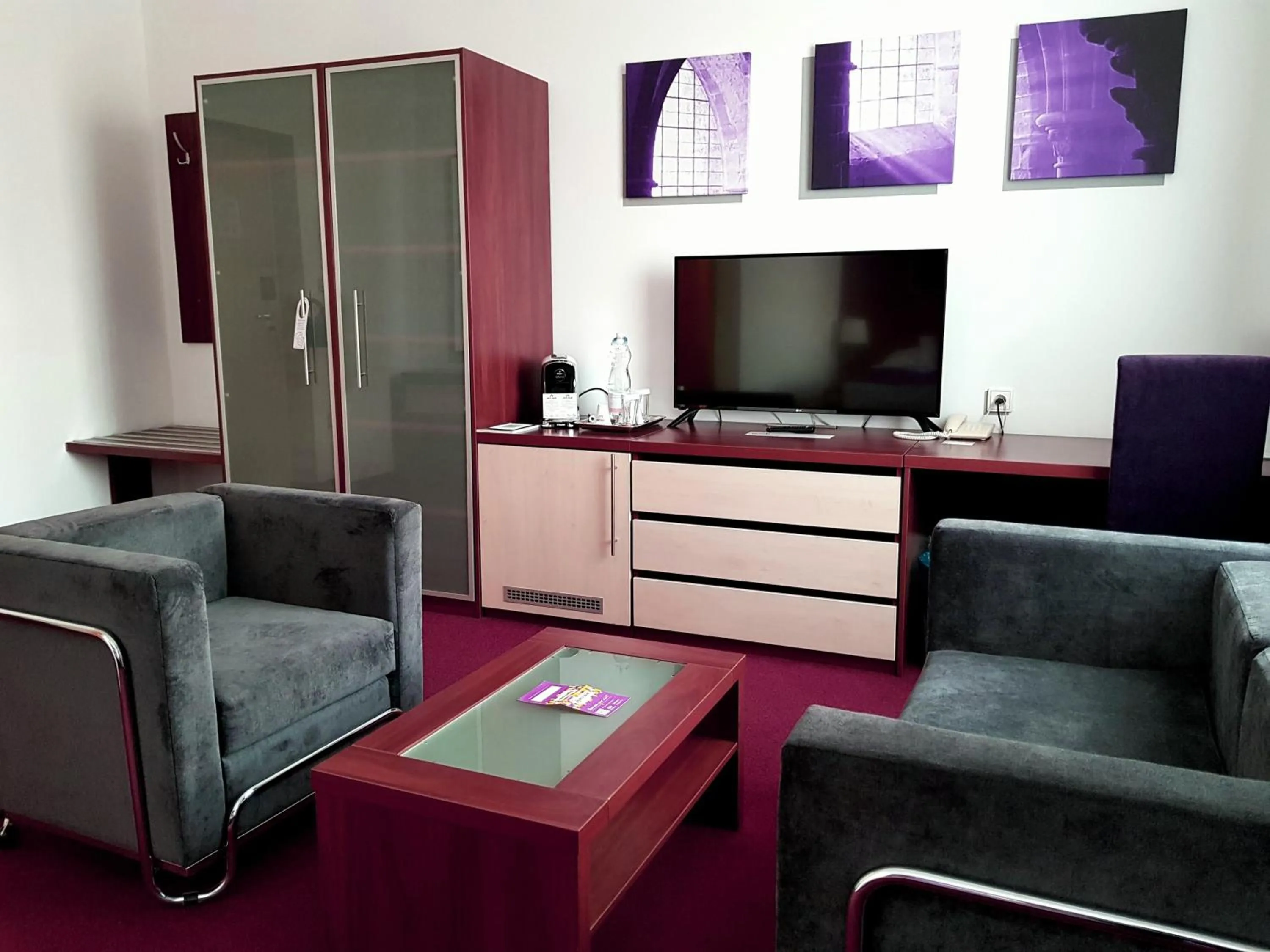 Photo of the whole room in Hotel Color