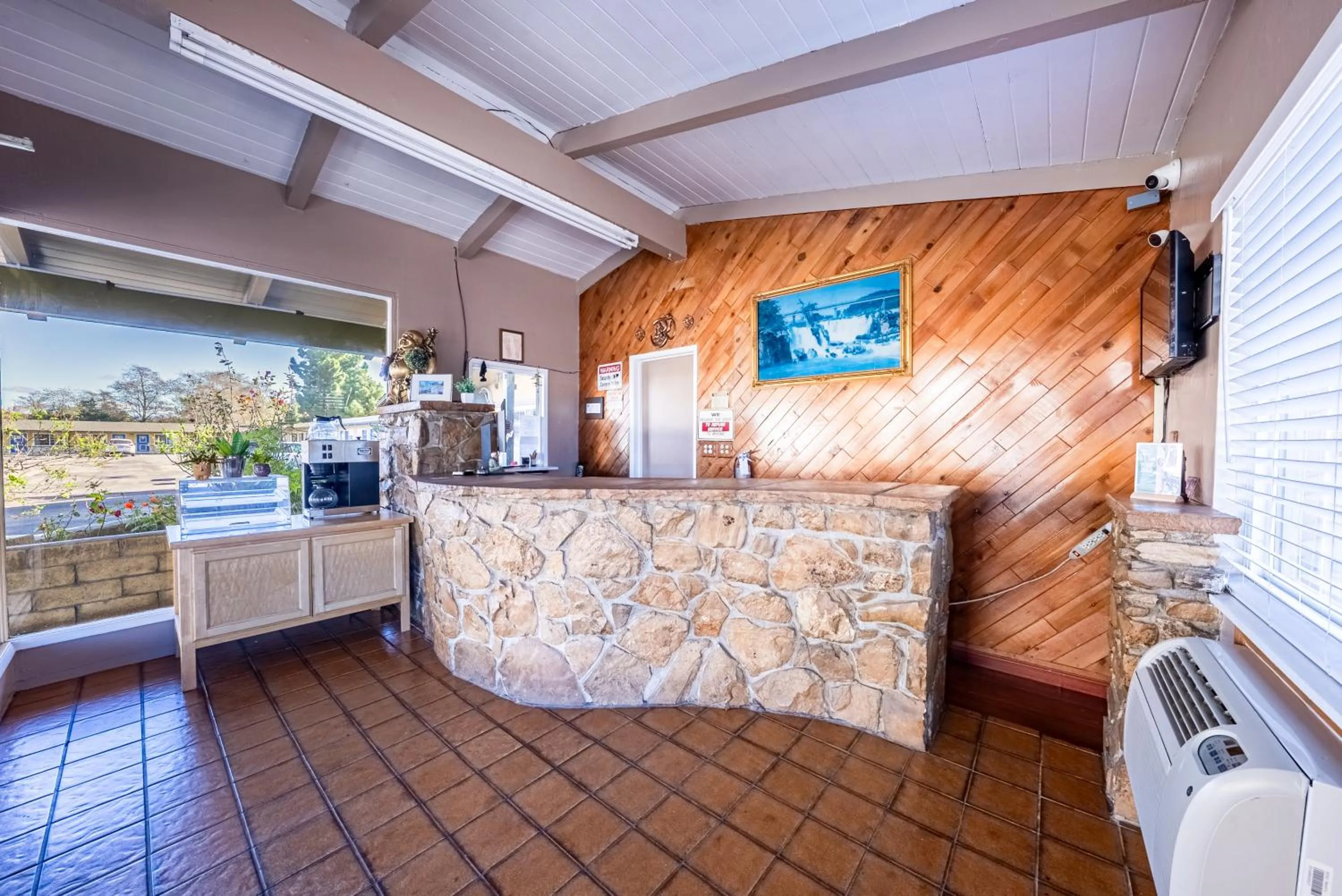 Lobby or reception in Town and Country Inn