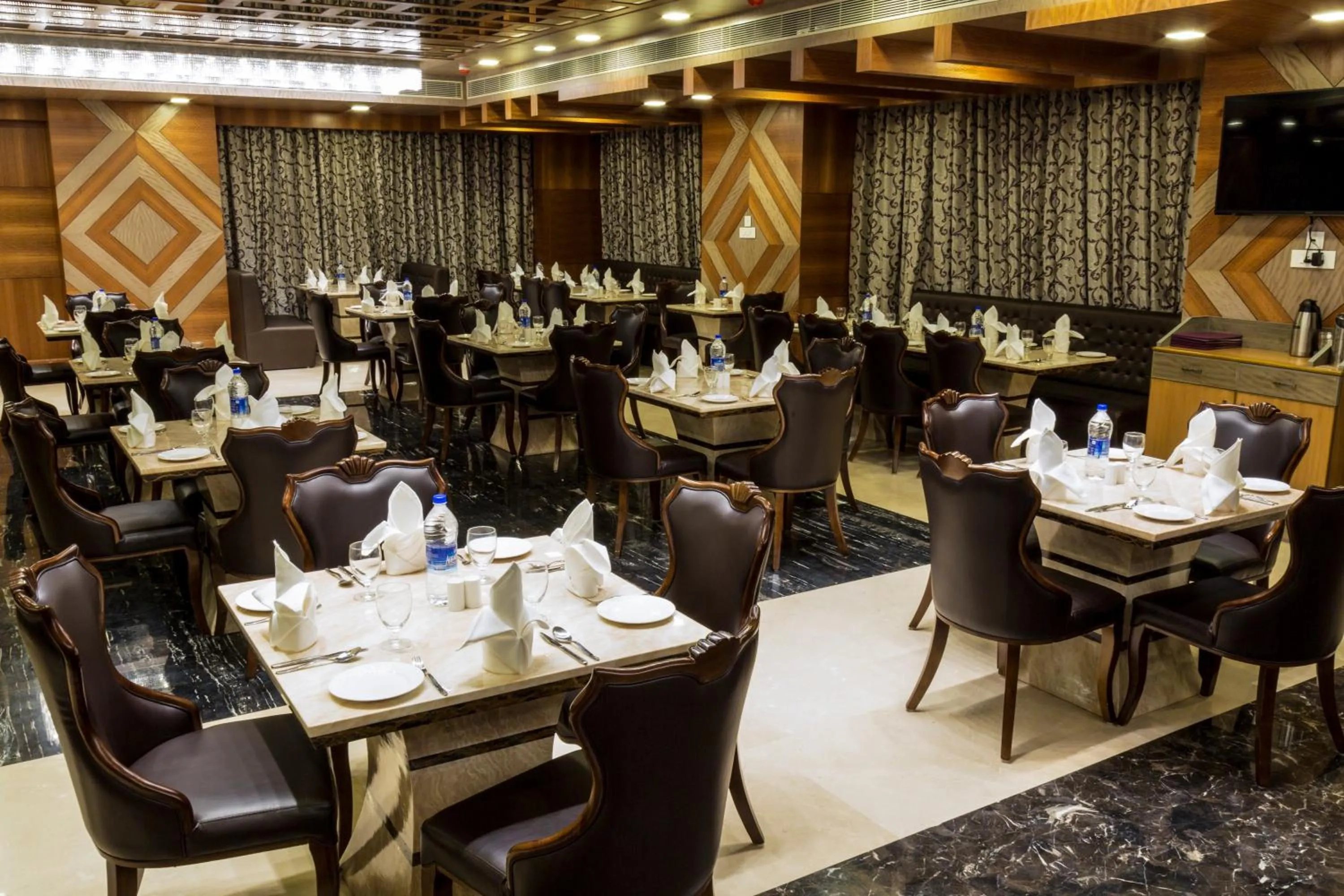 Restaurant/places to eat in Hotel Benzz Park Vellore