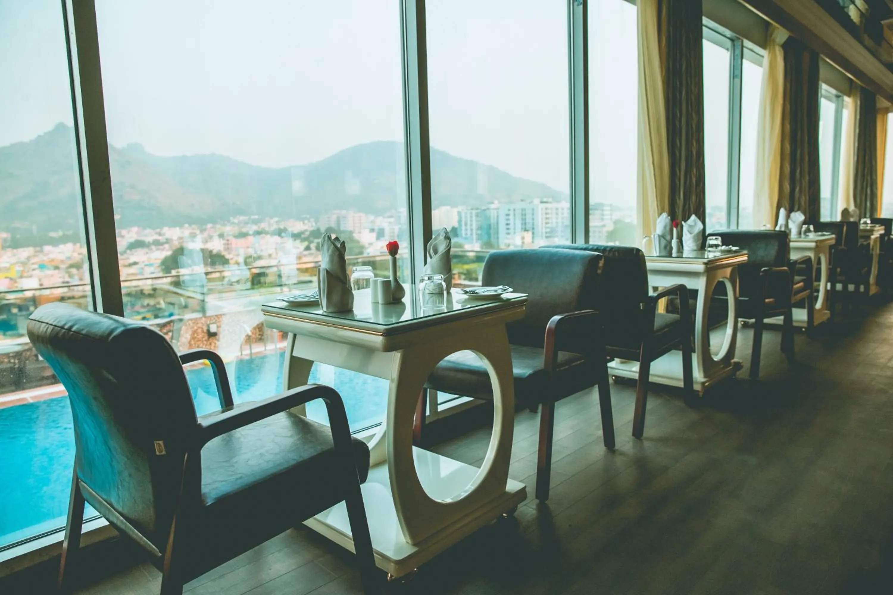 Restaurant/places to eat in Hotel Benzz Park Vellore