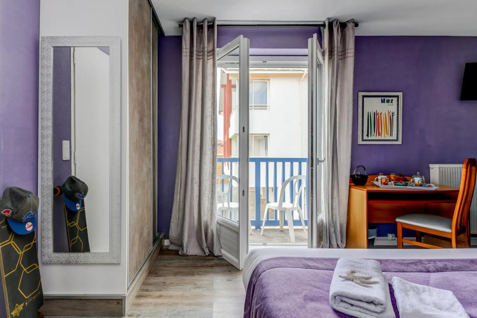 Facility for disabled guests, Bed in Logis Hotel de France