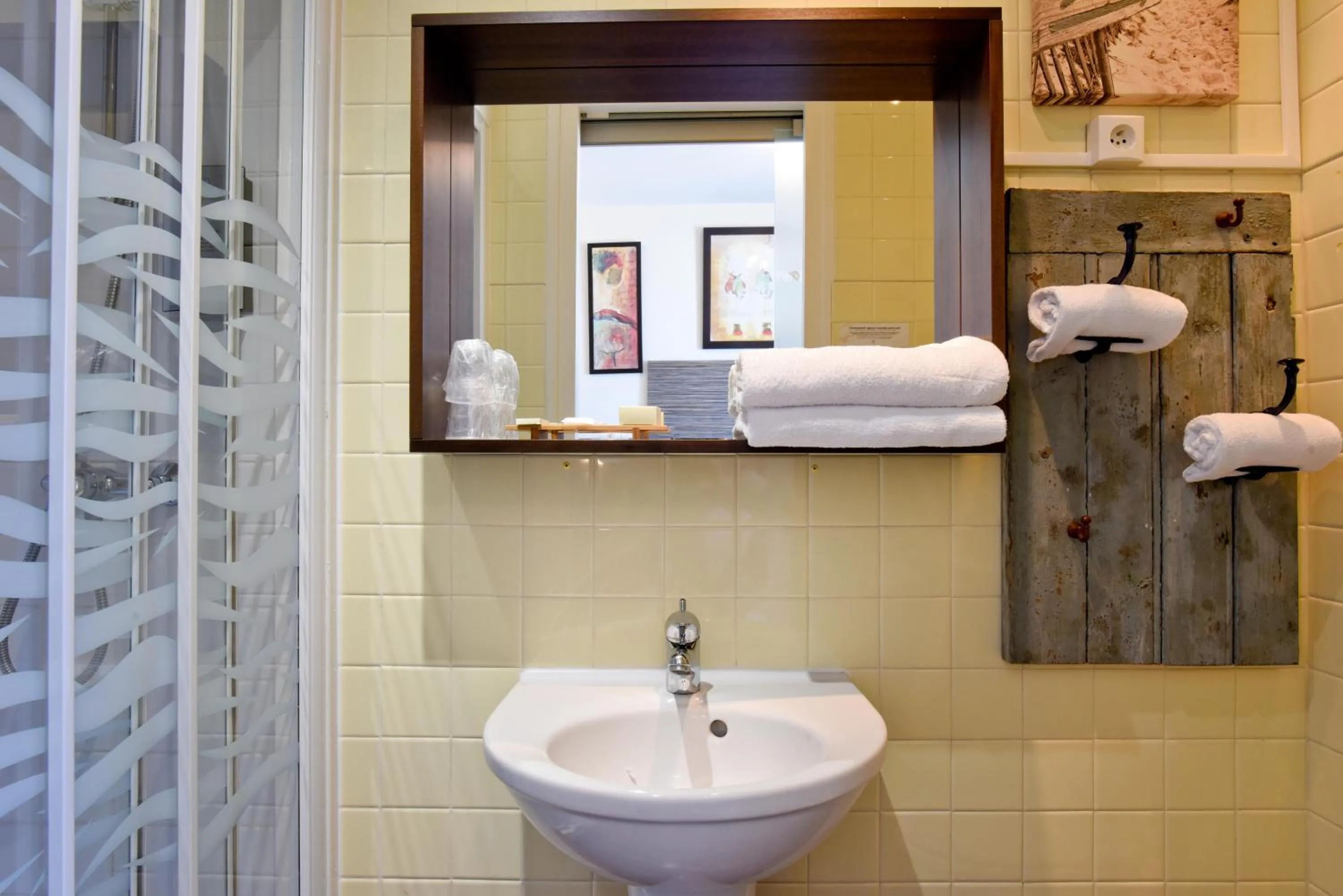 Bathroom in Logis Hotel de France