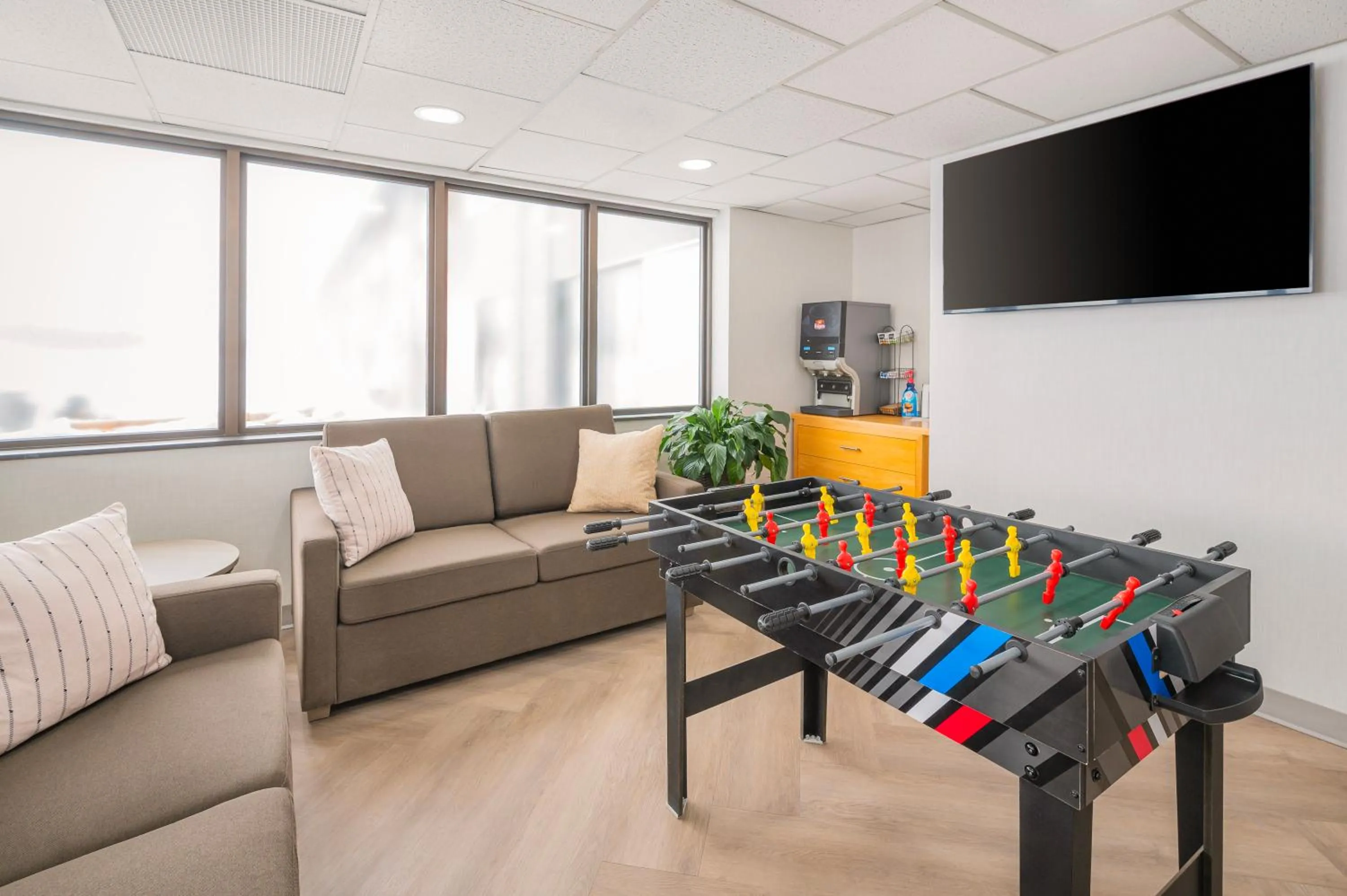 Communal lounge/ TV room in Comfort Inn