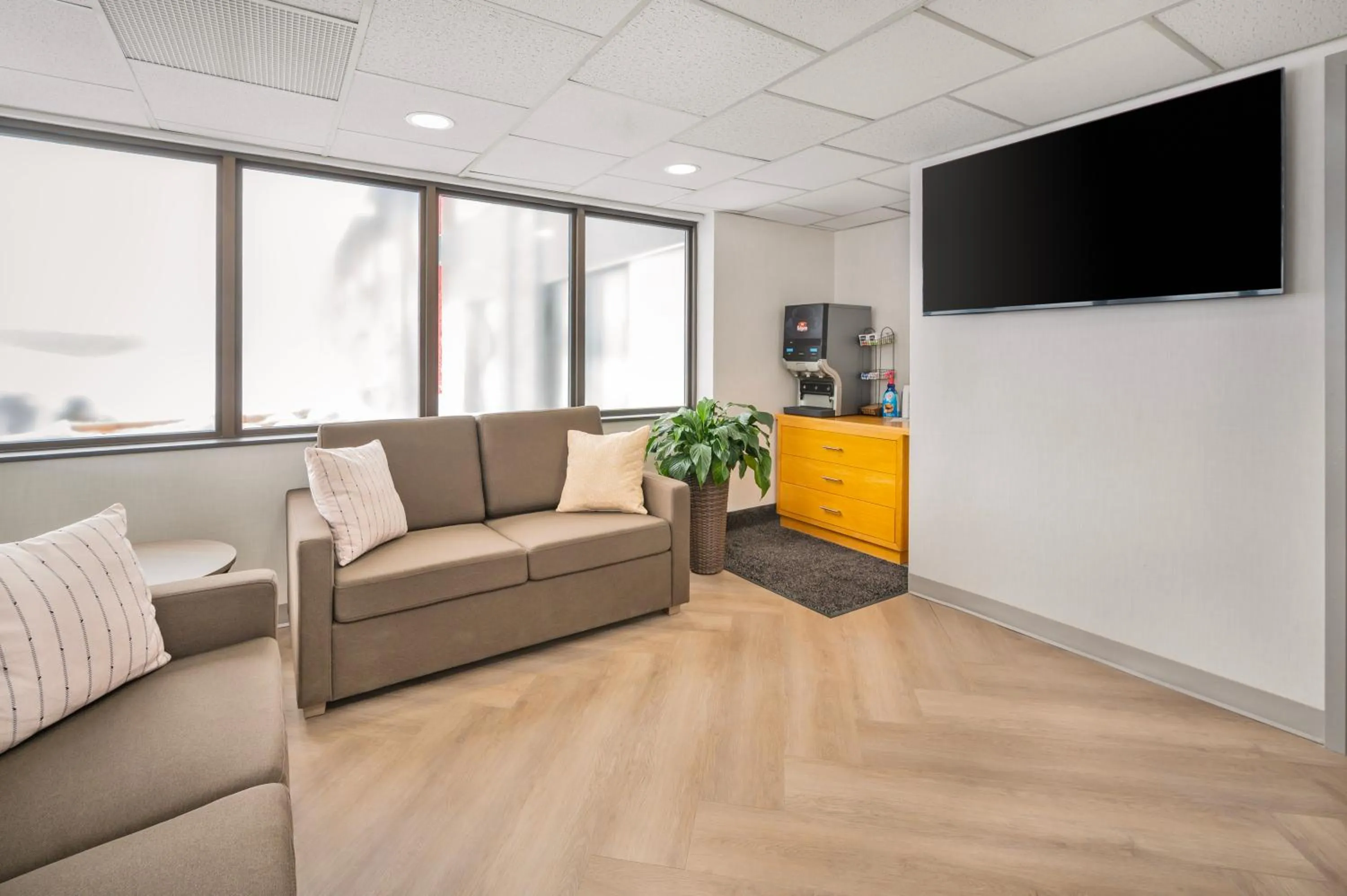 Communal lounge/ TV room in Comfort Inn