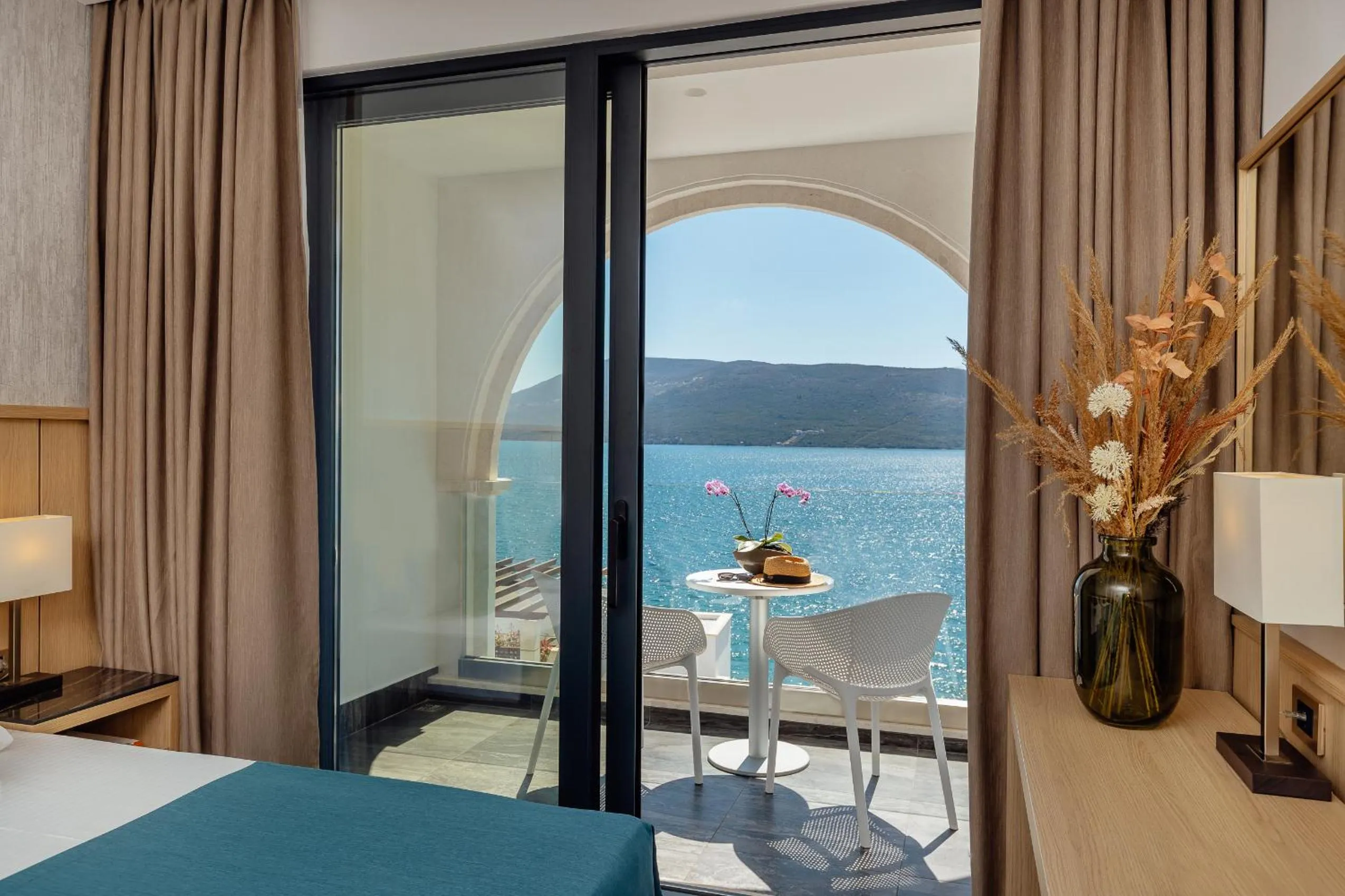 Balcony/Terrace, Bed in Hotel Perla