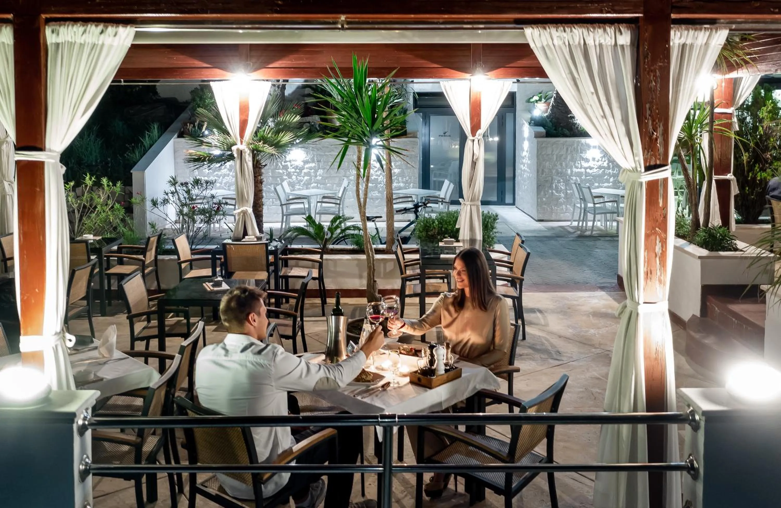Restaurant/places to eat in Hotel Perla