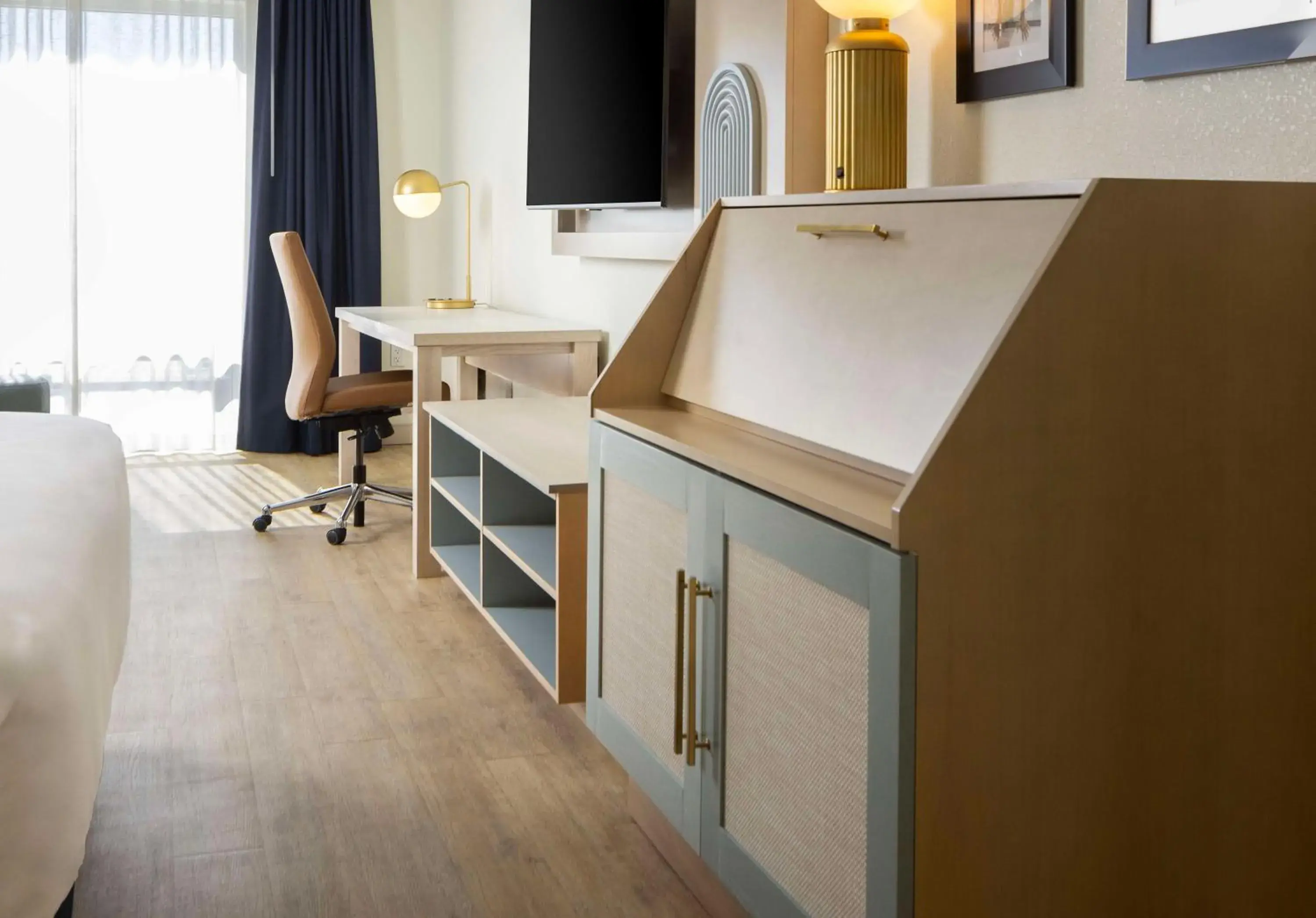 King Room with Shower - Mobility and Hearing Accessible in Hotel Dello Ft Lauderdale Airport, Tapestry Collection by Hilton King Room with Shower - Mobility and Hearing Accessible in Hotel Dello Ft Lauderdale Airport, Tapestry Collection by Hilton