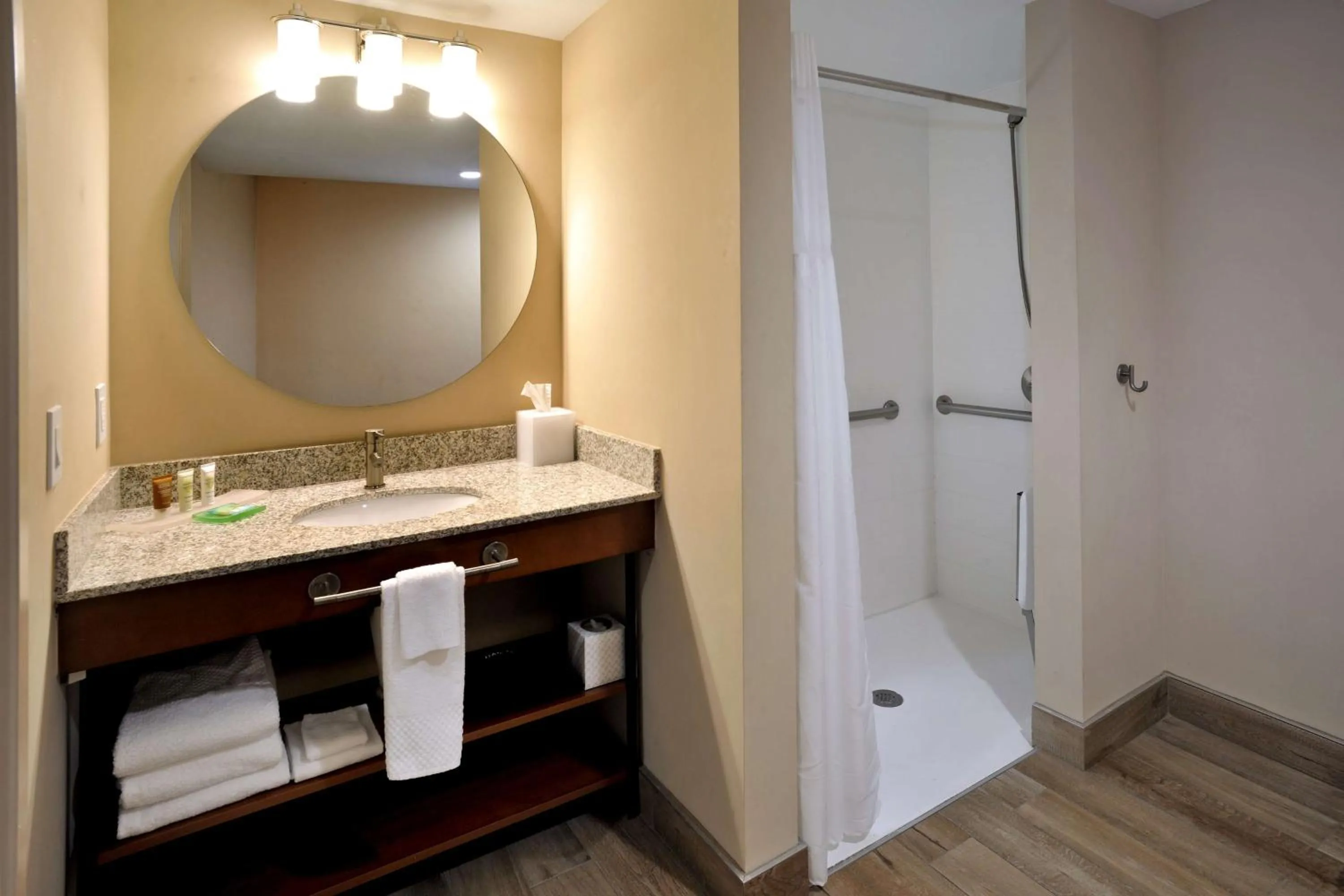 Bathroom in Hotel Dello Ft Lauderdale Airport, Tapestry Collection by Hilton